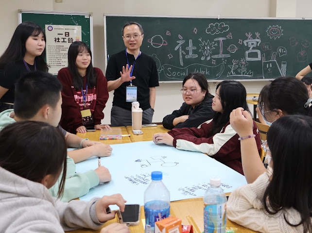 亞大社工系,透過「我們這一家」家庭與社區專業核心活動,帶領同學認識社工專業。