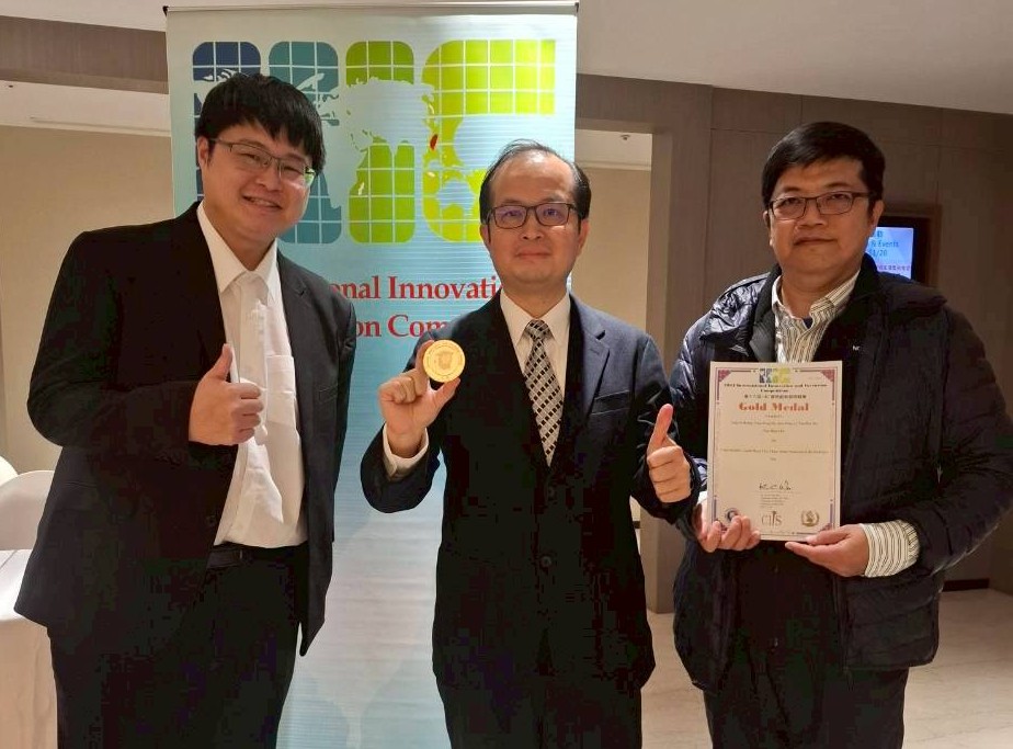 亞大半導體中心副校長黃俊杰(中)、何映融(左)、陳兆南老師(右)，在「2025 IIIC 國際創新發明競賽」頒獎典禮現場合影。