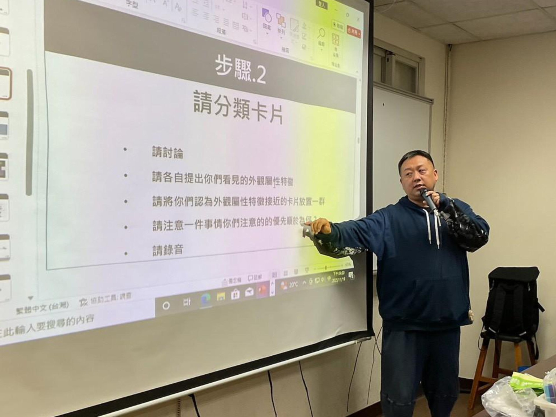 在實作階段，老師發放印有多款知名玩具品牌角色的圖像撲克牌，要求同學挑選印象深刻的角色分析。