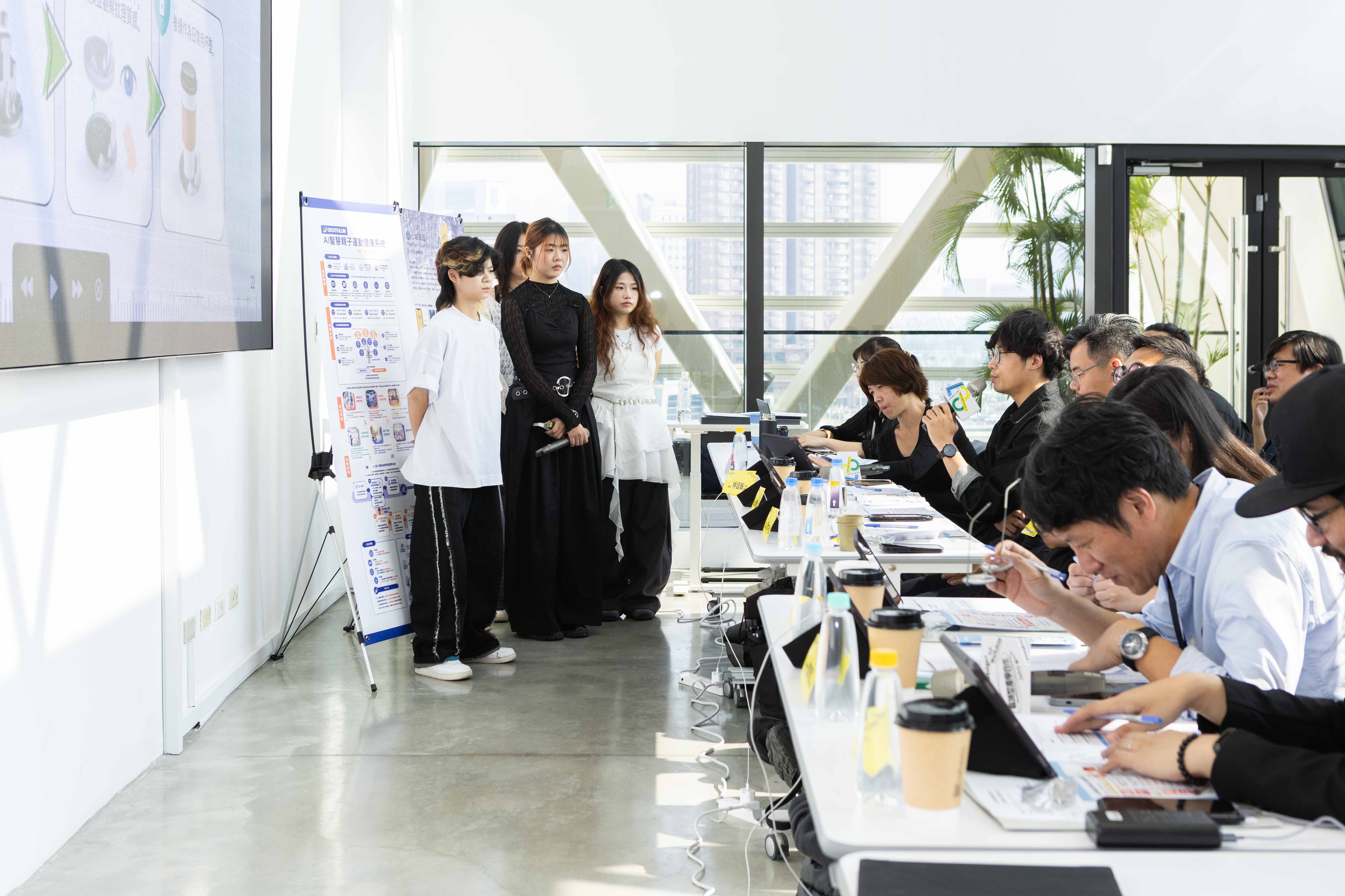亞大商品系同學,以《Hun Hun 混混實驗室》作品提案展示 。