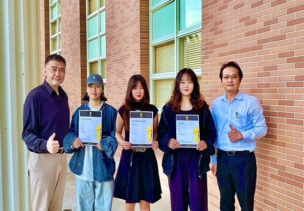 亞大室設系同學，獲西班牙「2025 ISARCH AWARD」設計獎三大獎，創下室設系創系以來的紀錄。(由右至左)指導老師劉師源、獲獎同學游蕎徽、陳語霈、陳羽馠同學、室設系主任施勝誠合影。