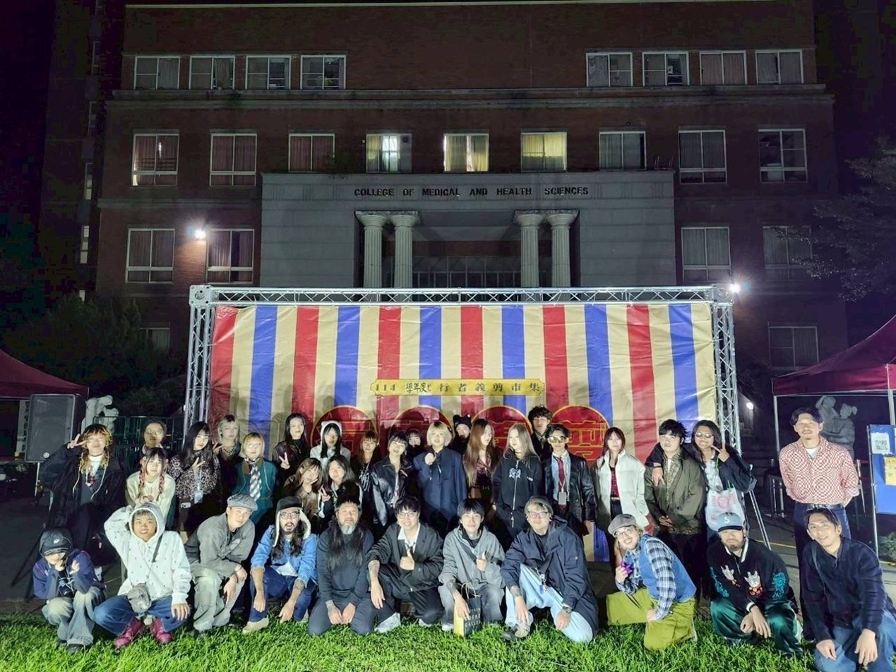 「行者義剪」團隊設計師,與亞大時尚系同學合影。