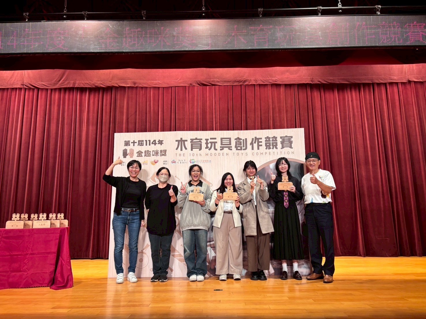 亞大商品系黄雅毓(左1)、柯雅娟老師(左2),楊宜婕(左3)上台領取「2025金趣咪獎」 第三名。
