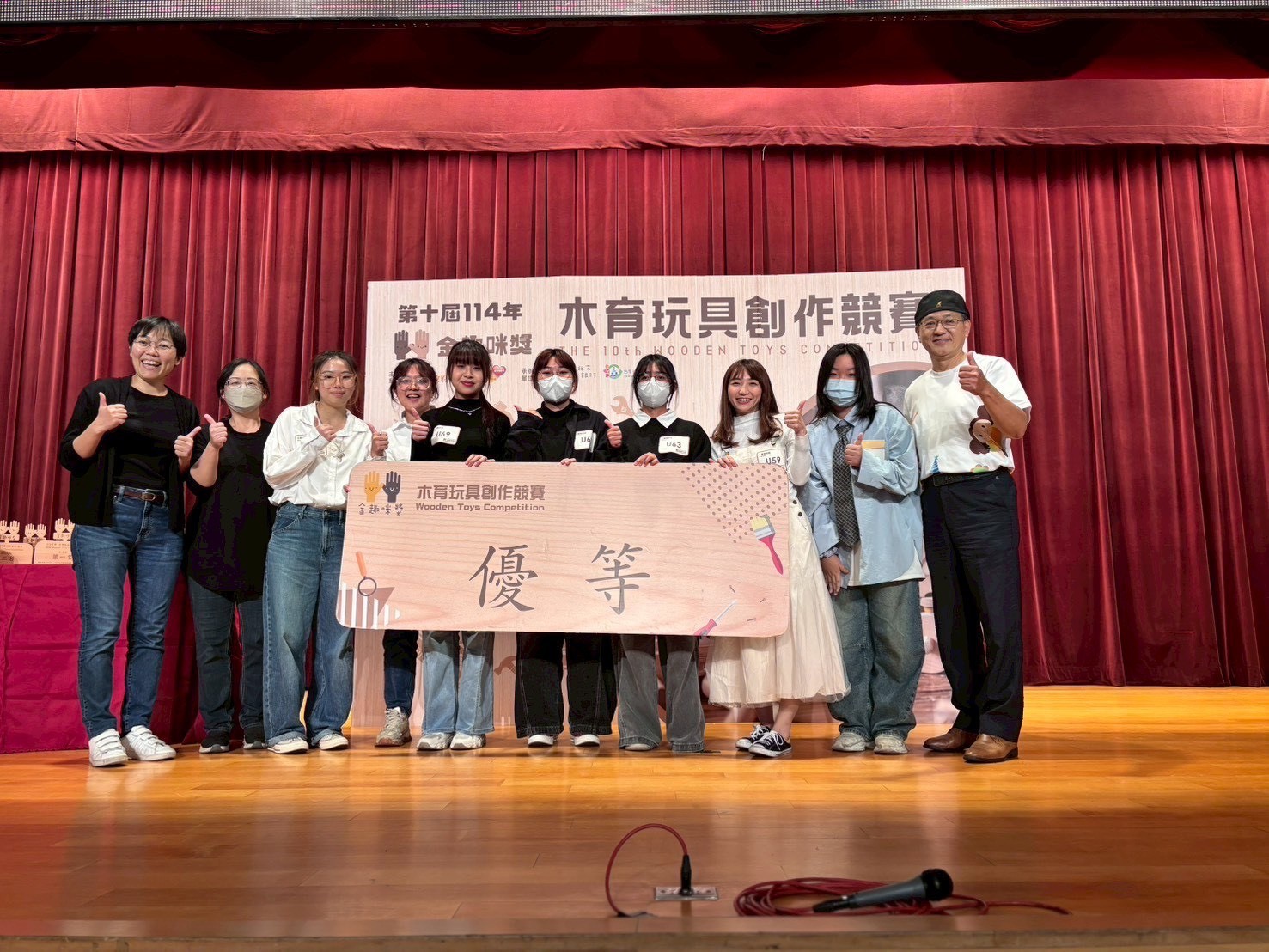 亞大商品系師生上台領取「2025金趣咪獎」優等獎。