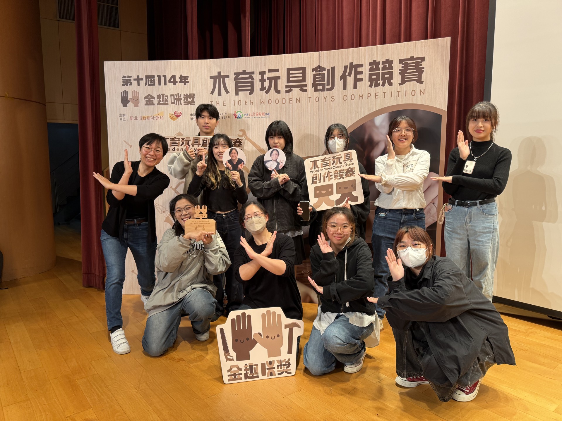 亞大商品系參賽師生,在頒獎典禮合影。