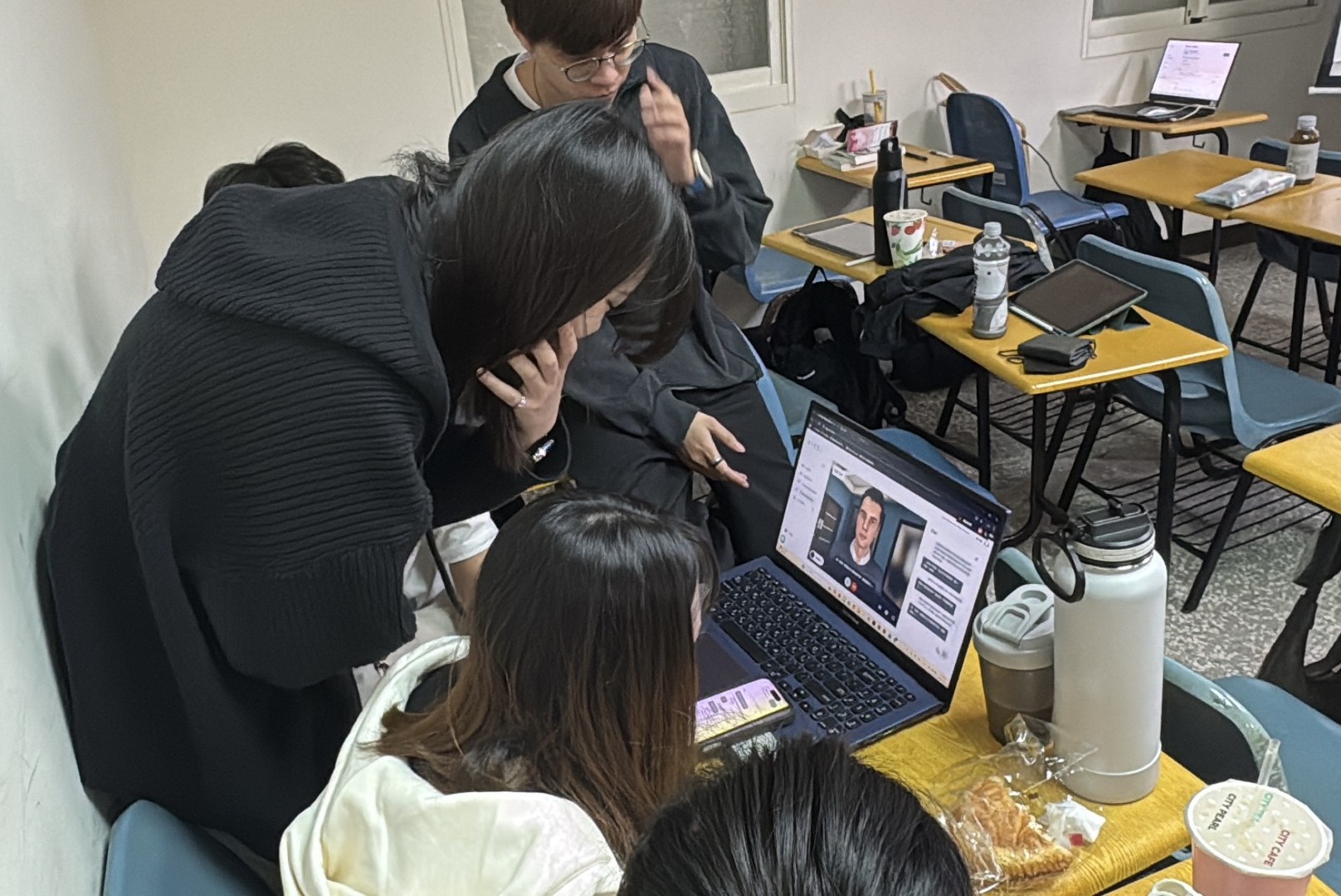 亞大後護系同學，在與AI虛擬精神科病患溝通練習。