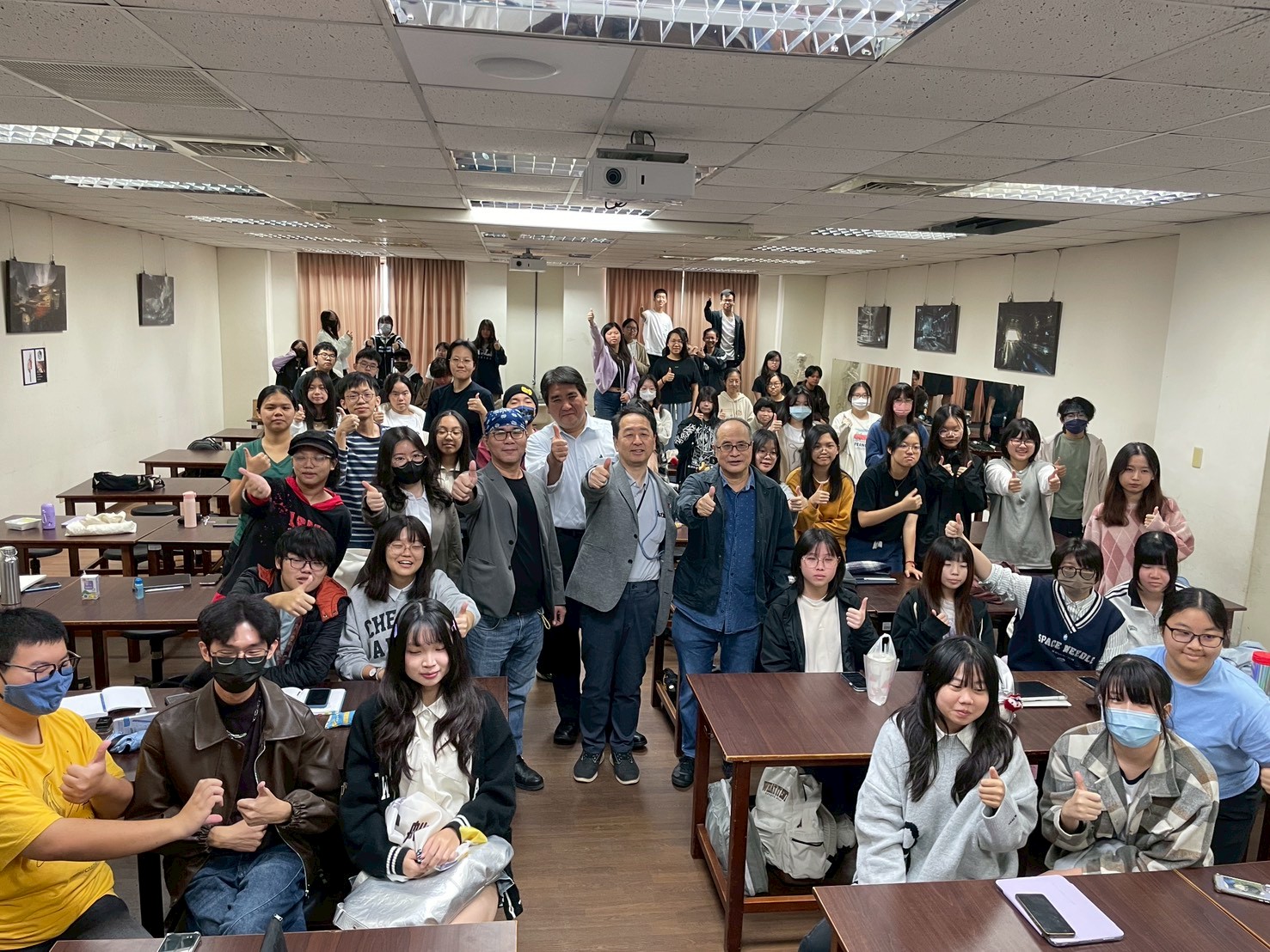 亞大數媒系舉辦動畫工作坊,亞大創意設計學院院長暨數媒系主任姚村雄(3排右2)、日本動畫大師小幡公春(3排右3)與亞大數媒系師生合影。