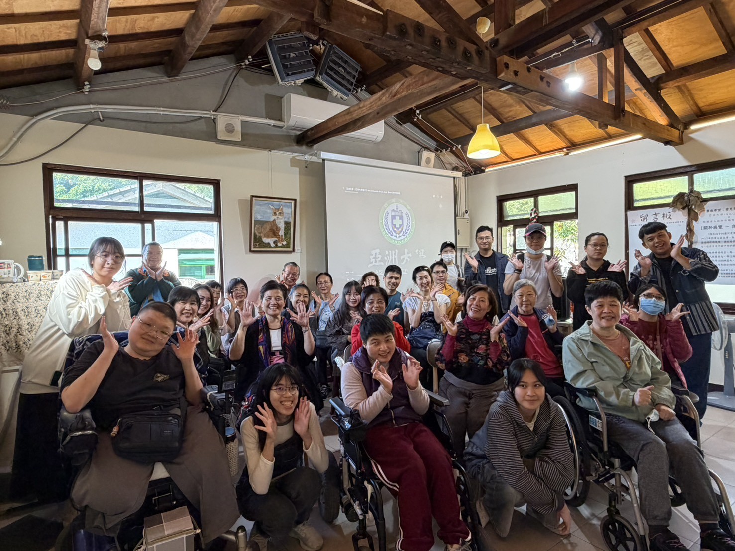 亞大社工系、台中市腦性麻痺關懷協會共同舉辦公益畫展，參與民眾踴躍。