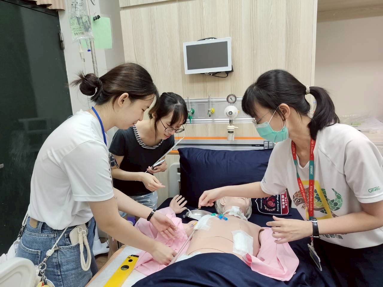 新加坡南洋理工學院同學，在亞大護理學院未來護理中心智慧病房，學習成人護理專業技術。