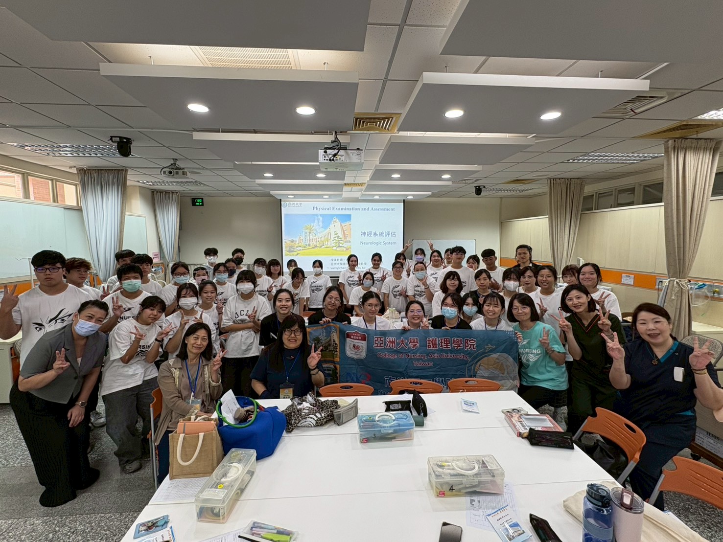 新加坡南洋理工學院、亞大護理系同學，在身體檢查與評估實作課程共學。