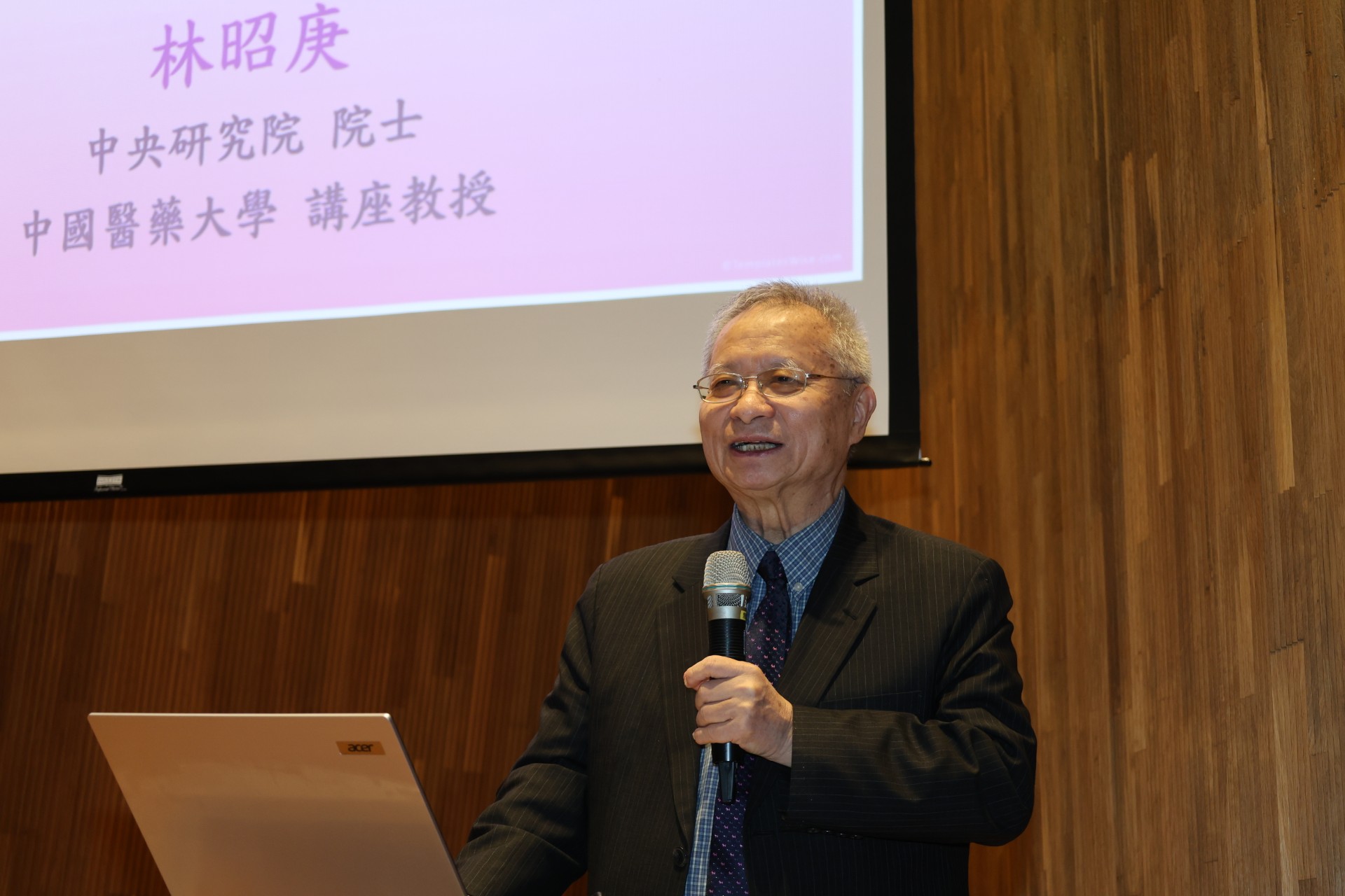 林昭庚院士說，在快速變動的世界中，掌握趨勢與提升能力是非常重要的，「別人用走的，我們要快步走。」
