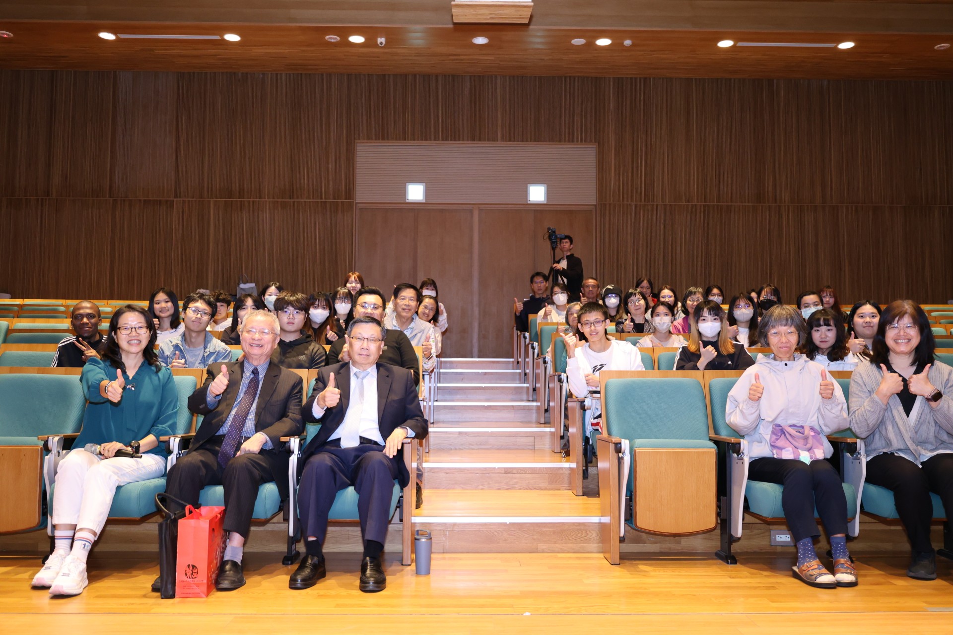 亞大通識中心「與院士對話系列講座」，亞大校長蔡進發(前排左3)、林昭庚院士(前排左2)、通識中心主任黃淑貞(前排左1)和參與亞大師生合影。