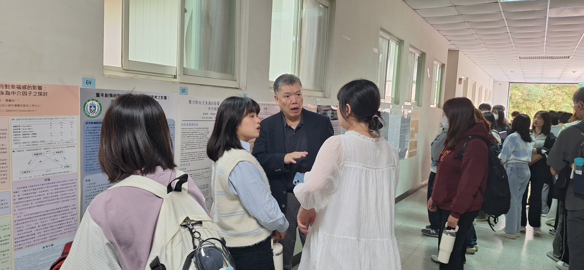 壁報參展區,師生熱絡討論的互動學習。