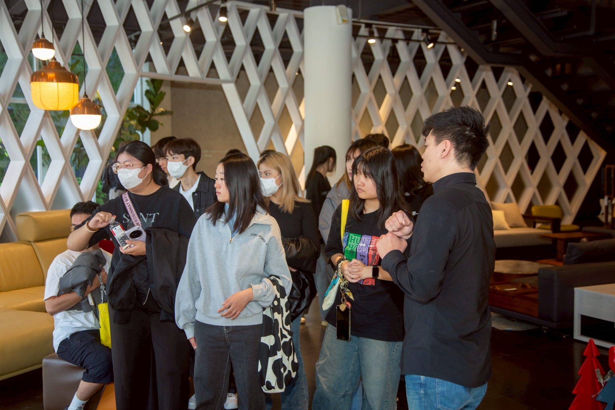 亞大室設系同學參訪有情門益豐門市,由門市經理(右1)解說最新家裝趨勢。