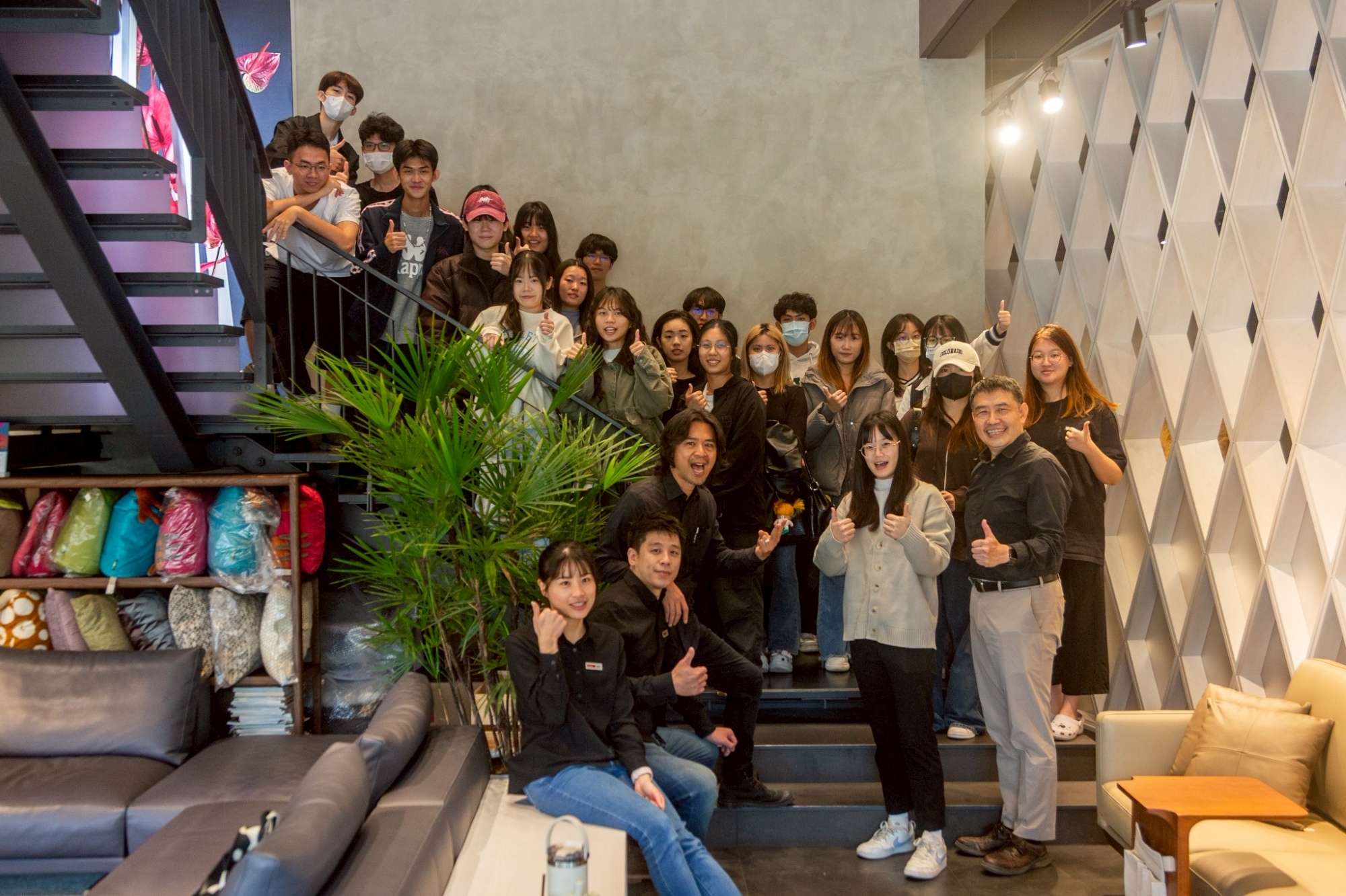 體驗有情門益豐門市居家裝飾裝趨勢後亞洲大學室內設計學系同學與李副總合影留念。