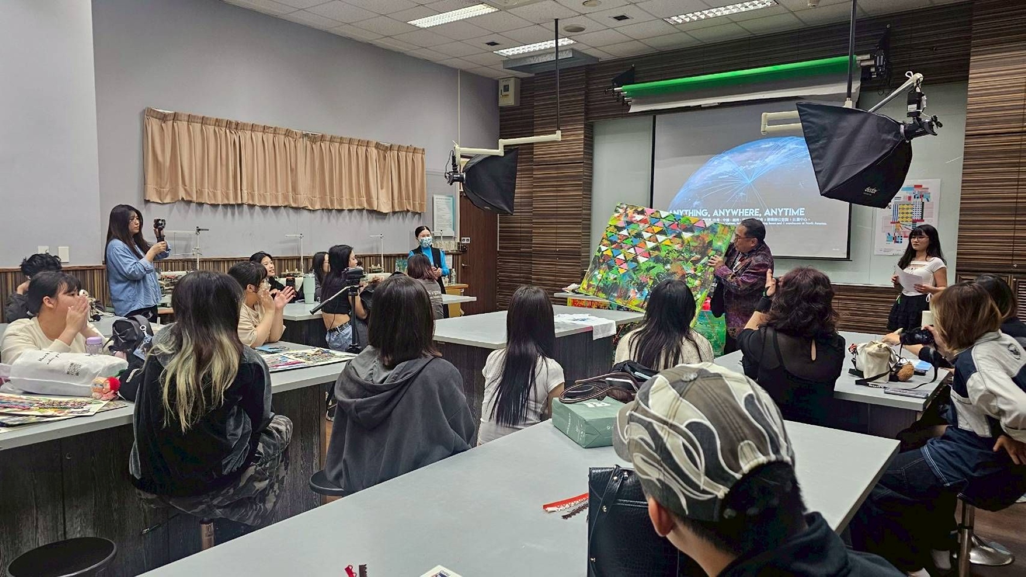 曾煥東副總經理分享台灣百和品牌創意與材料創新力。
