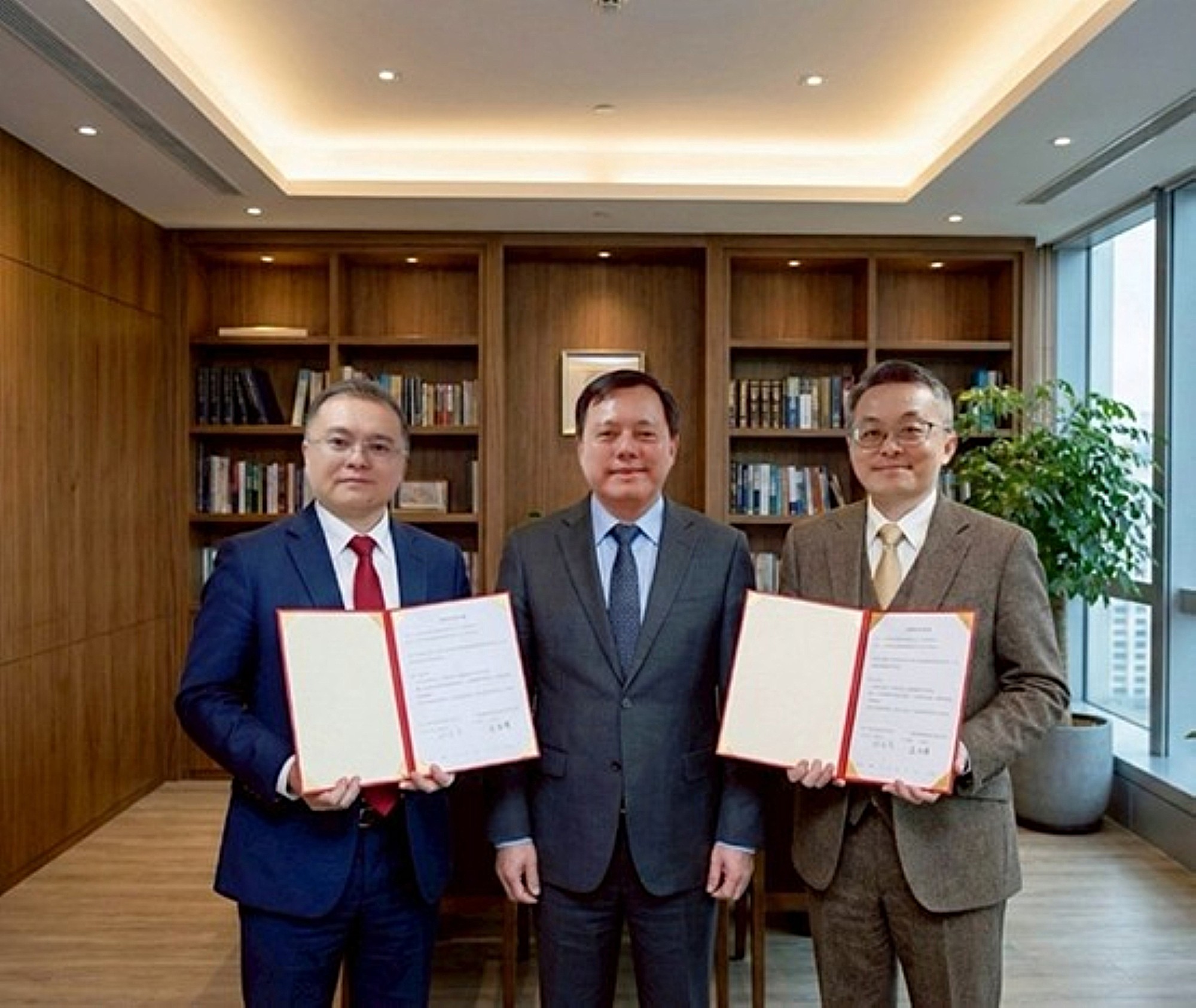 亞洲大學資訊安全研究中心 × 可信 AI × 軍規邊緣運算合作里程碑。左起：翔立光科技（ELGENS）執行長 李金柱、中：亞洲大學資訊安全研究中心主任 陳興忠 特聘教授、右起：解智能資料梳理（DataBrushing.ai）執行長 呂佳諺。