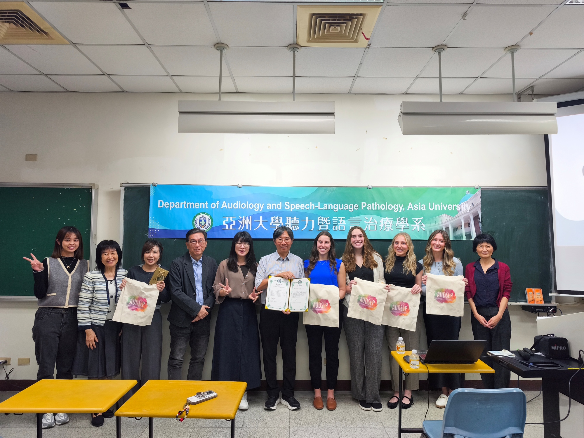 郝建萍教授(右1)、俄亥俄大學聽語科學系李照陽教授(中)、大學部Jennie Koomar, Jayna Markwood,Allie Jamieson and Kathleen Hinkel(右2~5)與亞大聽語系教師合影。