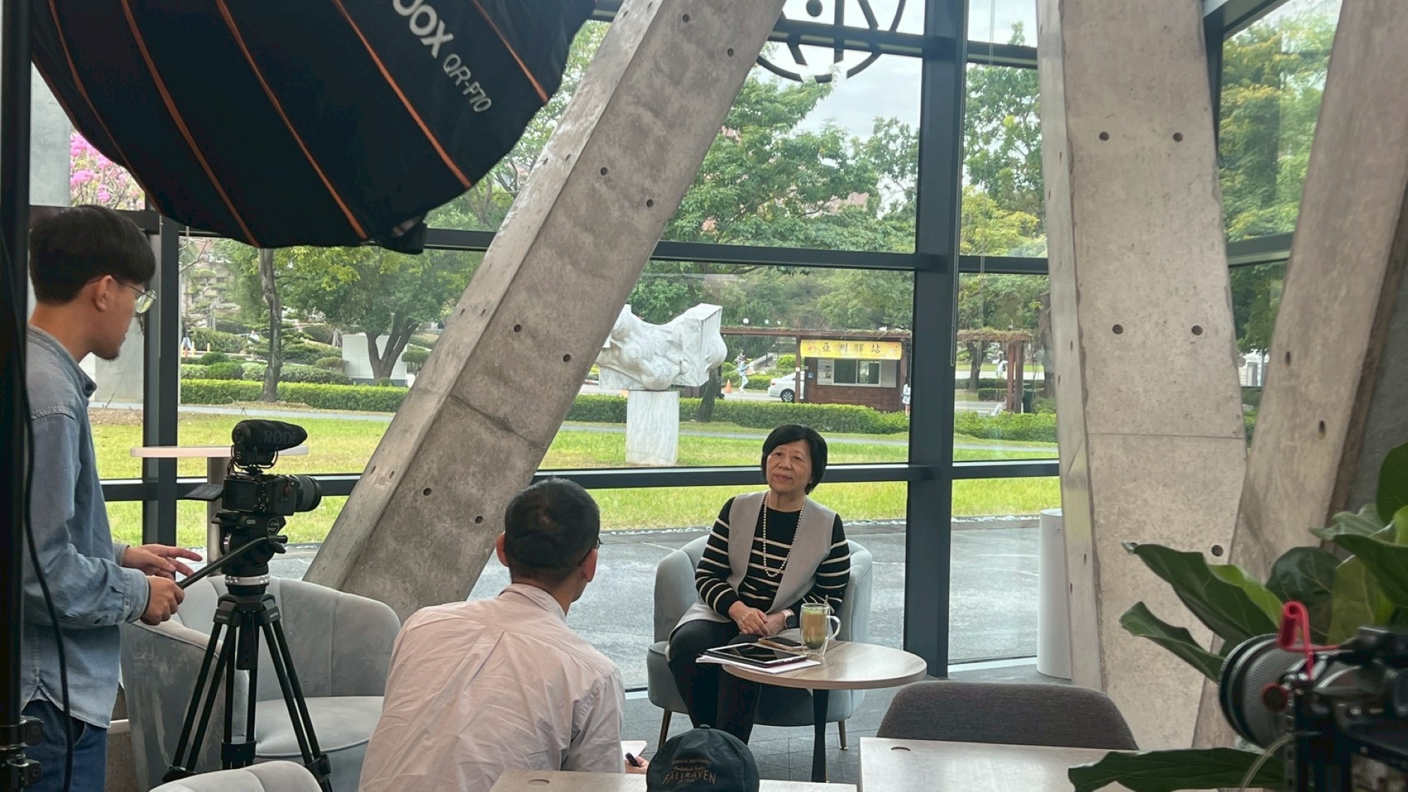 柯慧貞副教長接受國科會總辦公室採訪，說明計畫豐碩成果。