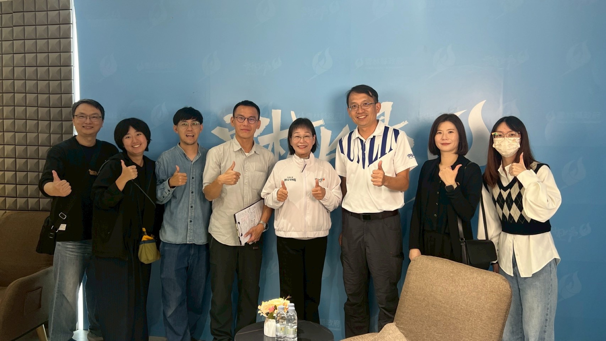 王志華老師（左一）、謝淑雅副縣長（右四）及李明岳處長（右三）合影。