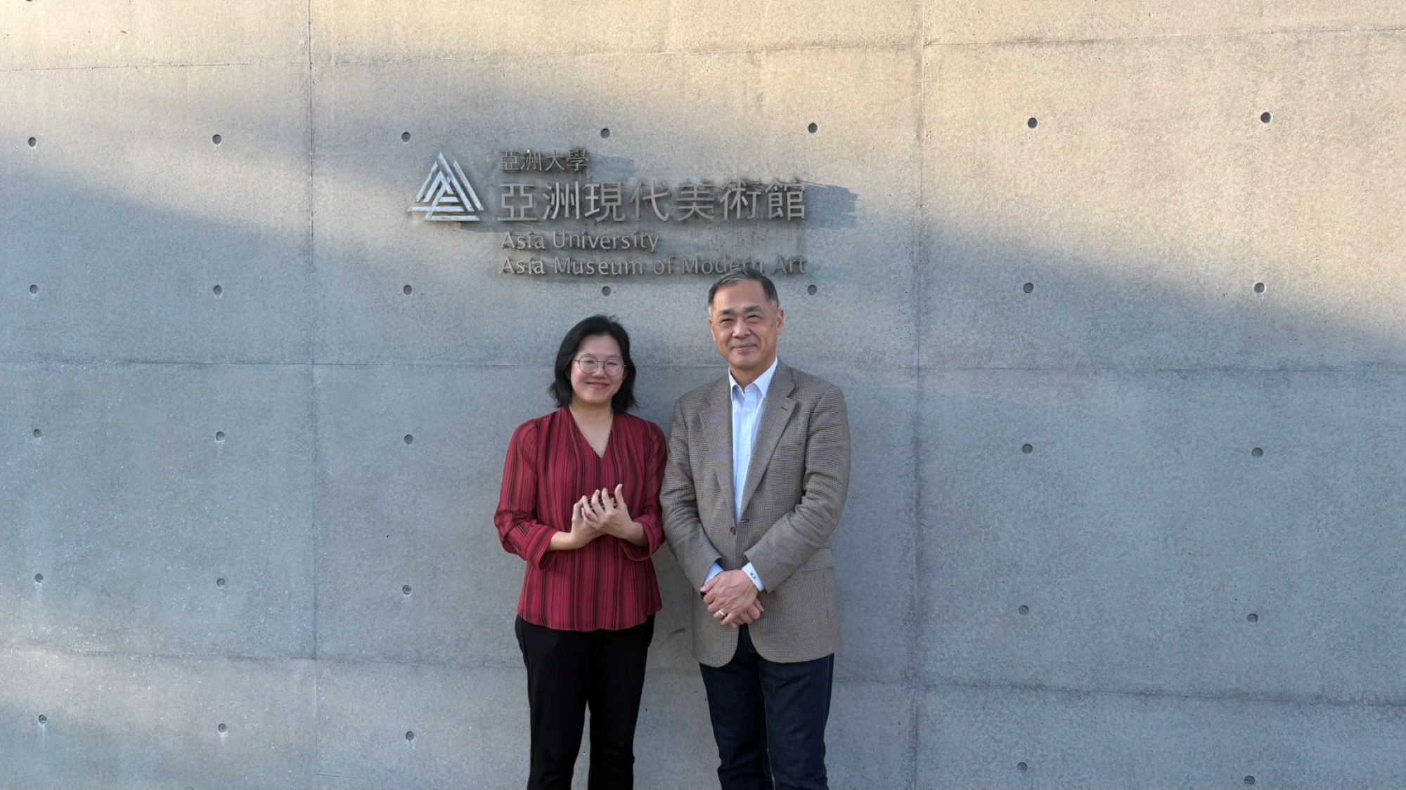 姊妹校美國馬里蘭羅耀拉大學(Loyola University Maryland)商學院副院長丁弘彬(右)與亞洲大學華語文中心主任毛元臻(左)於亞洲大學附屬現代美術館合影。