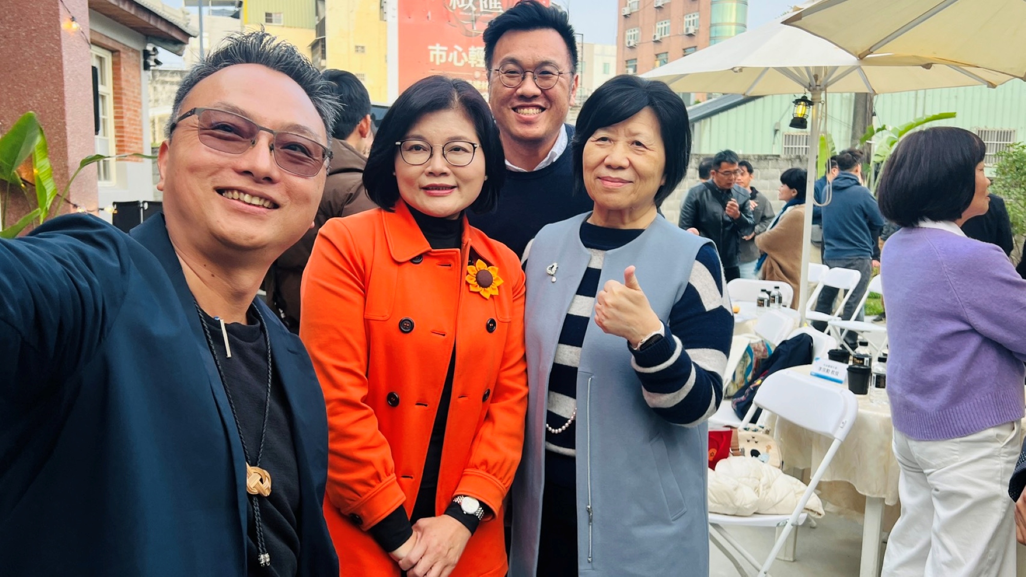 王志華老師、雲林縣張麗善縣長、王昭能老師、柯慧貞副校長,開心自拍,笑容燦爛並比出大大的讚。