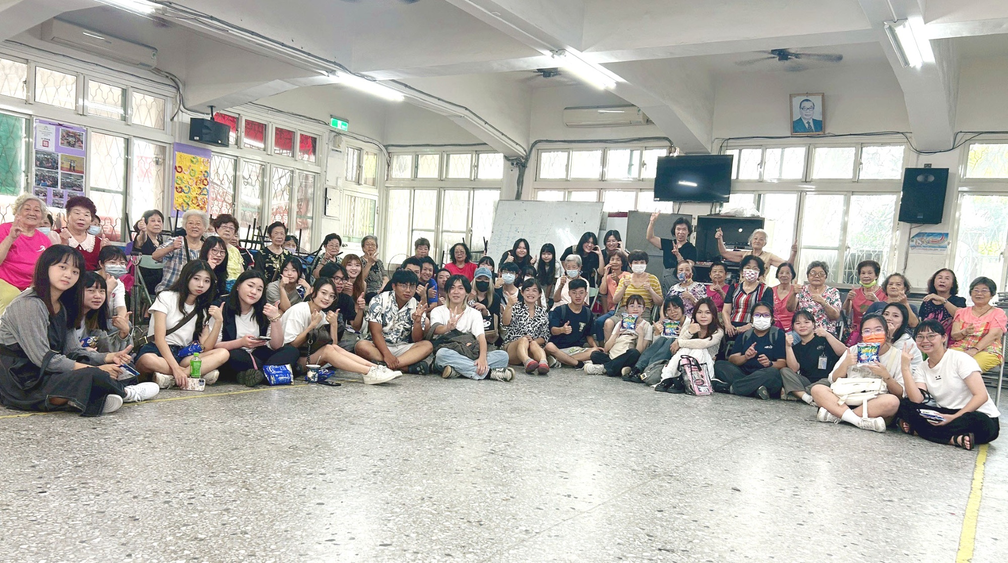 亞洲大學創意商品設計學系大二學生在台中大里新仁社區進行設計服務學習活動之全體合照。
