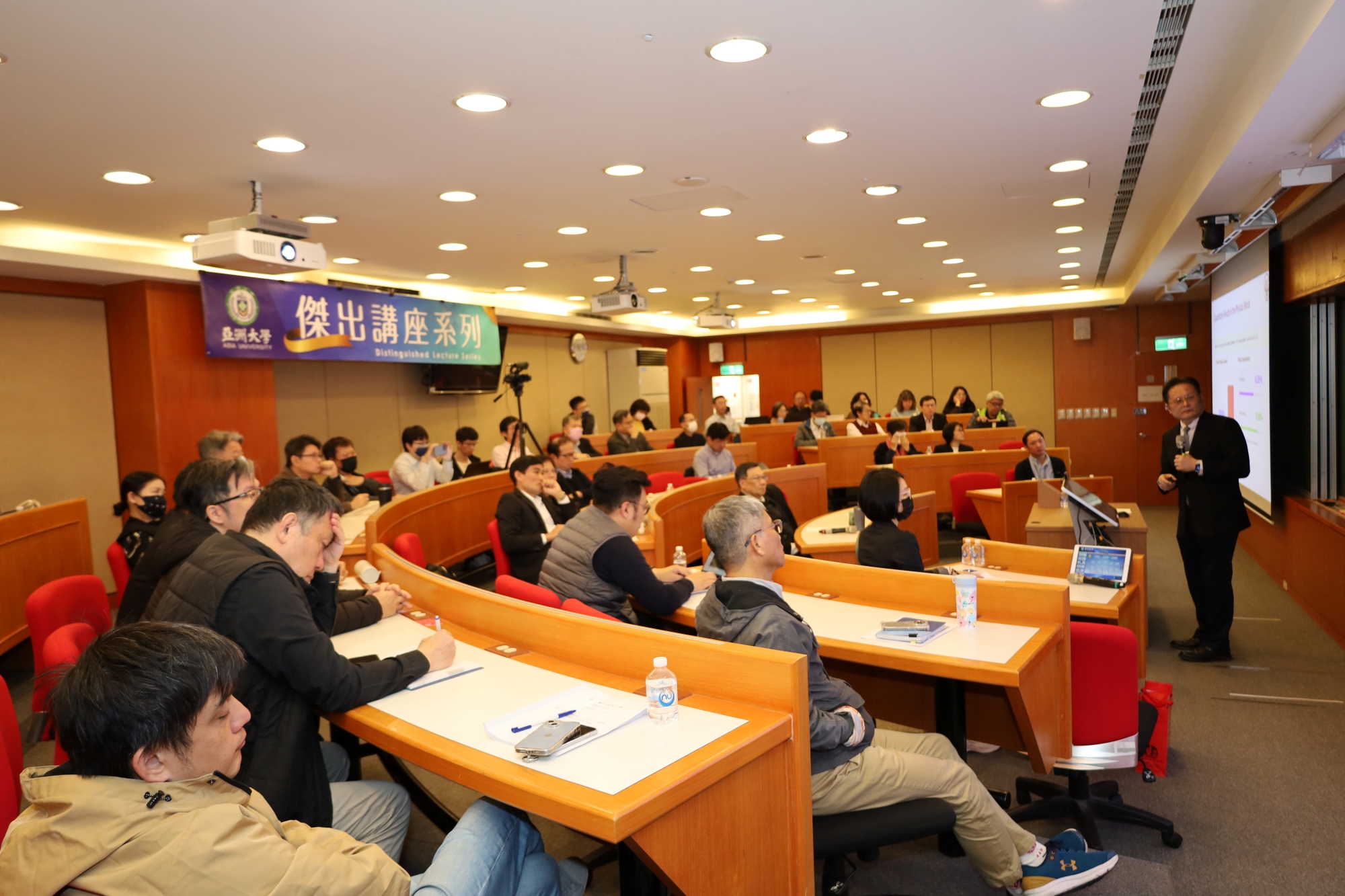 黃仁竑院長深入剖析 AI 資安與攻防趨勢,現場專注聆聽。