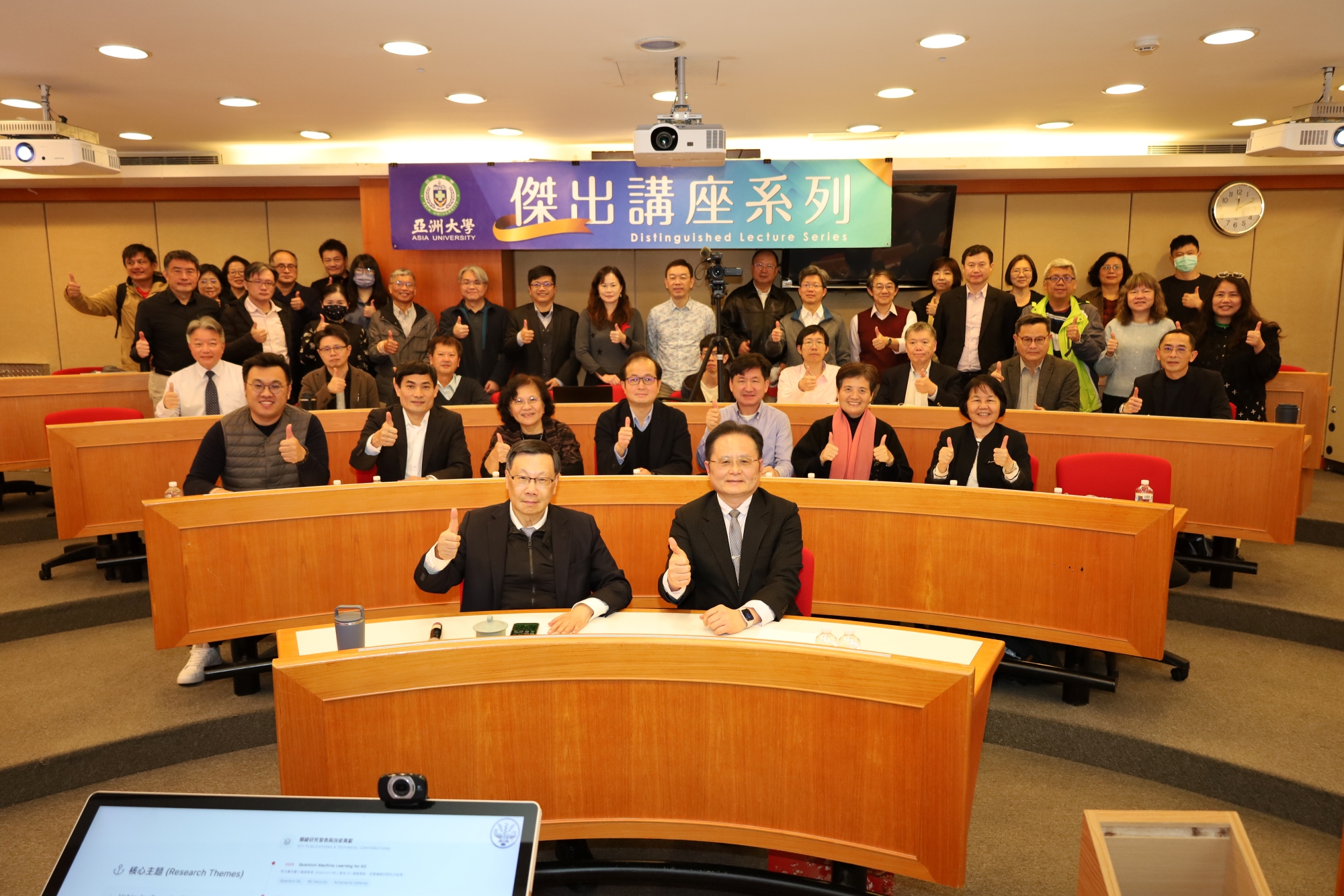 黃仁竑教授和與會者開心合影。