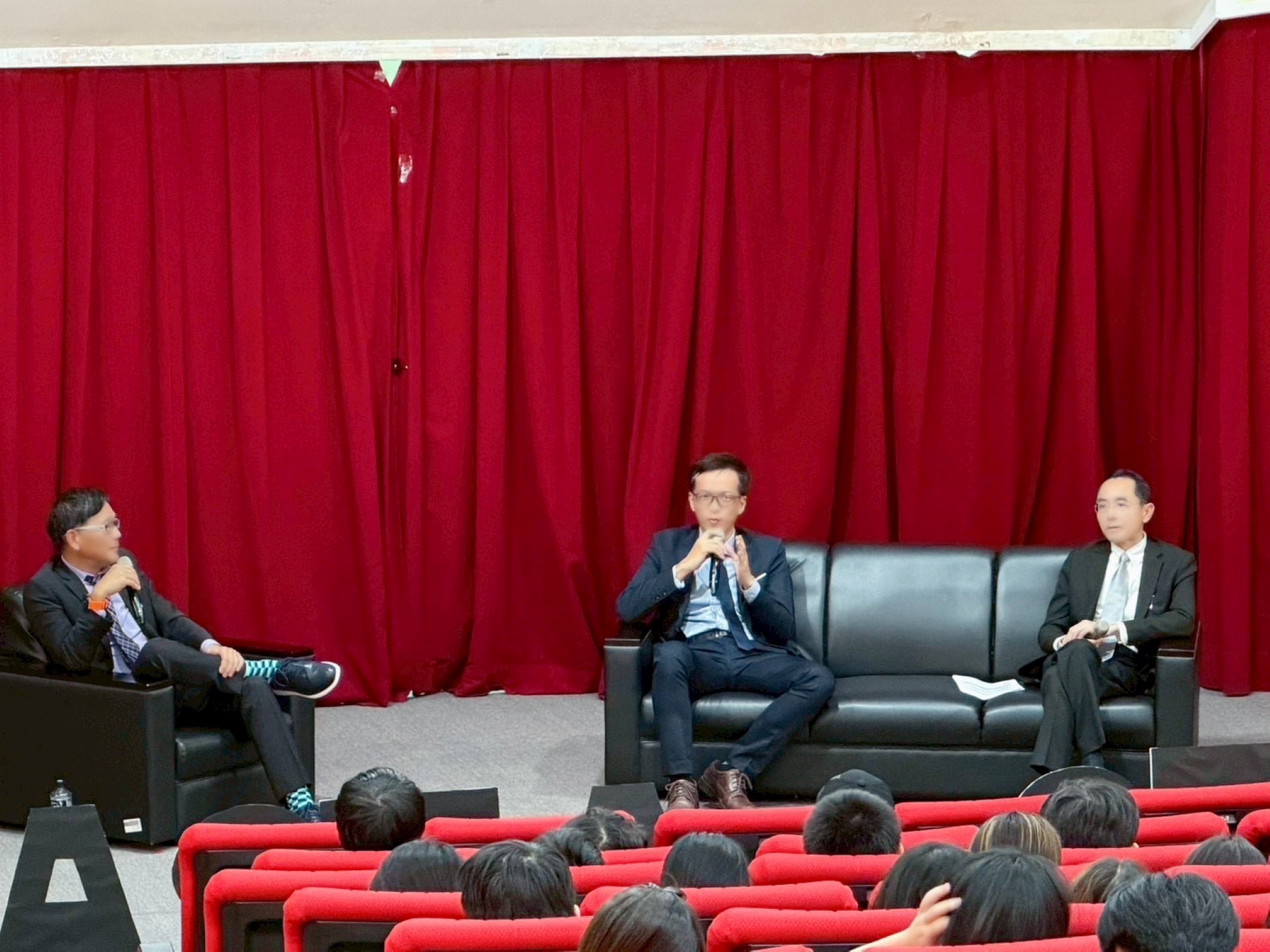 翁介中所長(左一)、尤啟良副國際長及林盈利主任共同與談。