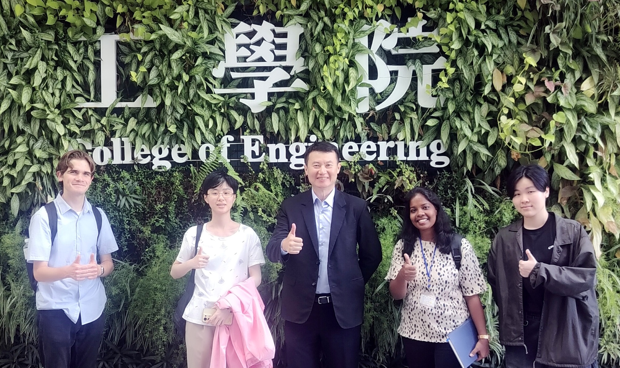 ISET 2025 國際研討會場亞大商品系師生合影。商品碩士生洪禹安 (右起)、TEEP實習印度博士生 Lakshmi Selvaraj、商設系龍希文主任、TEEP實習印度博士生 Lakshmi Selvaraj、商品碩士生施語忻、IIPP實習美國大學生 Brady Mitchell Perkins。