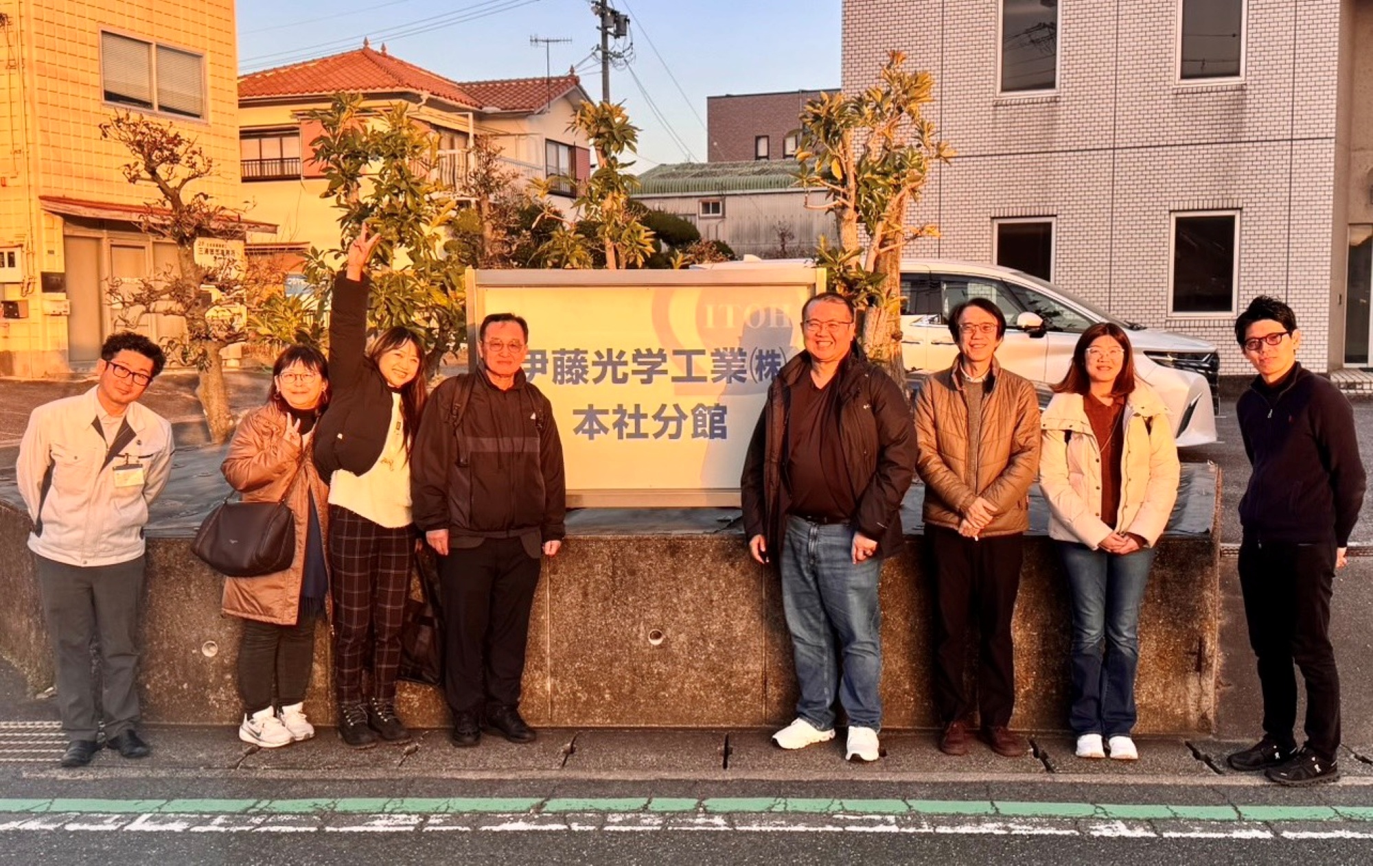 參訪日本伊藤光學了解鏡片製作。（中左為高村德弘總經理、中右為曾榮凱主任及其他老師與陪同人員）