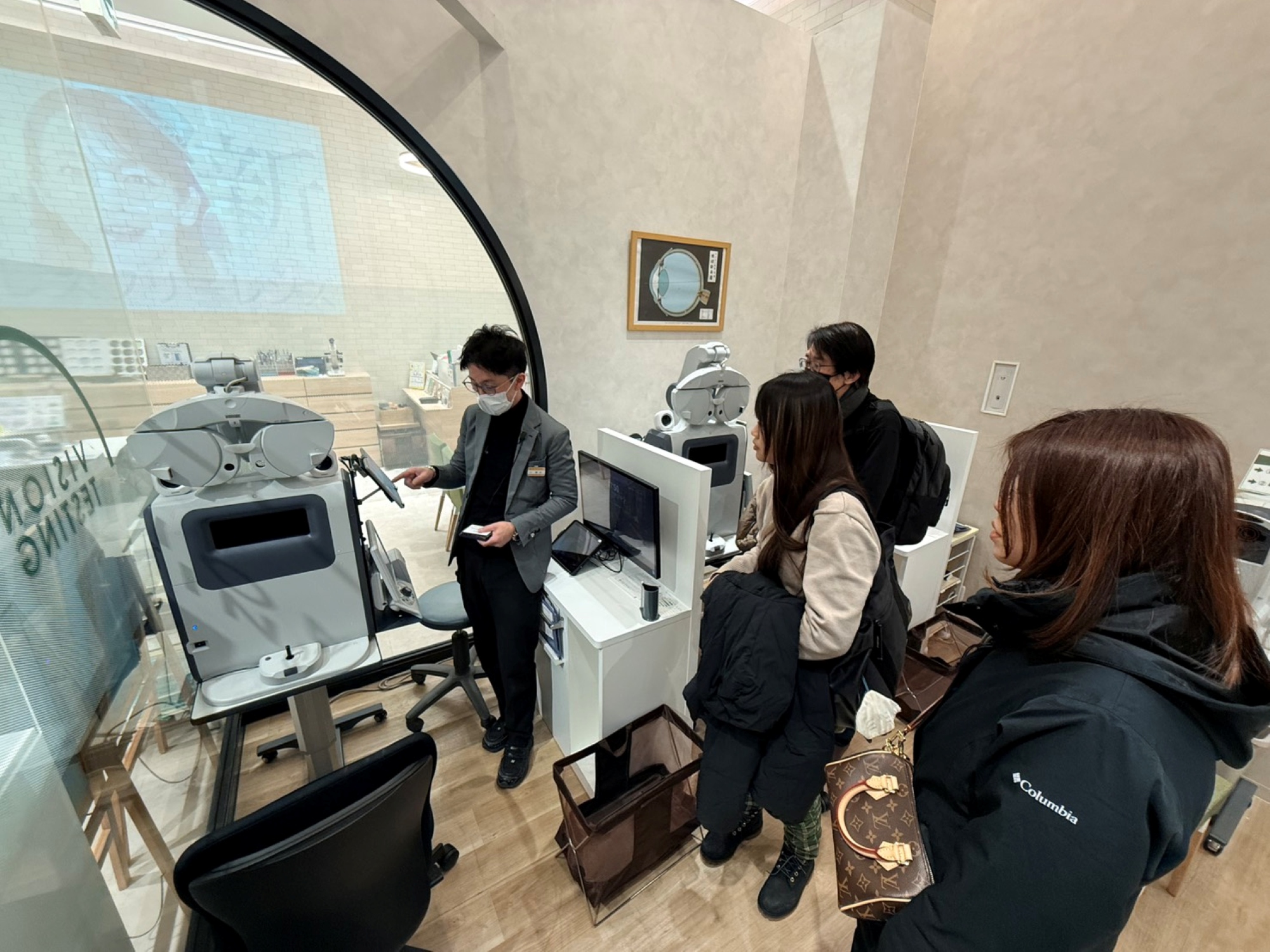 大阪眼鏡市場店長為亞大視光老師們說明日本眼鏡市場的驗光流程