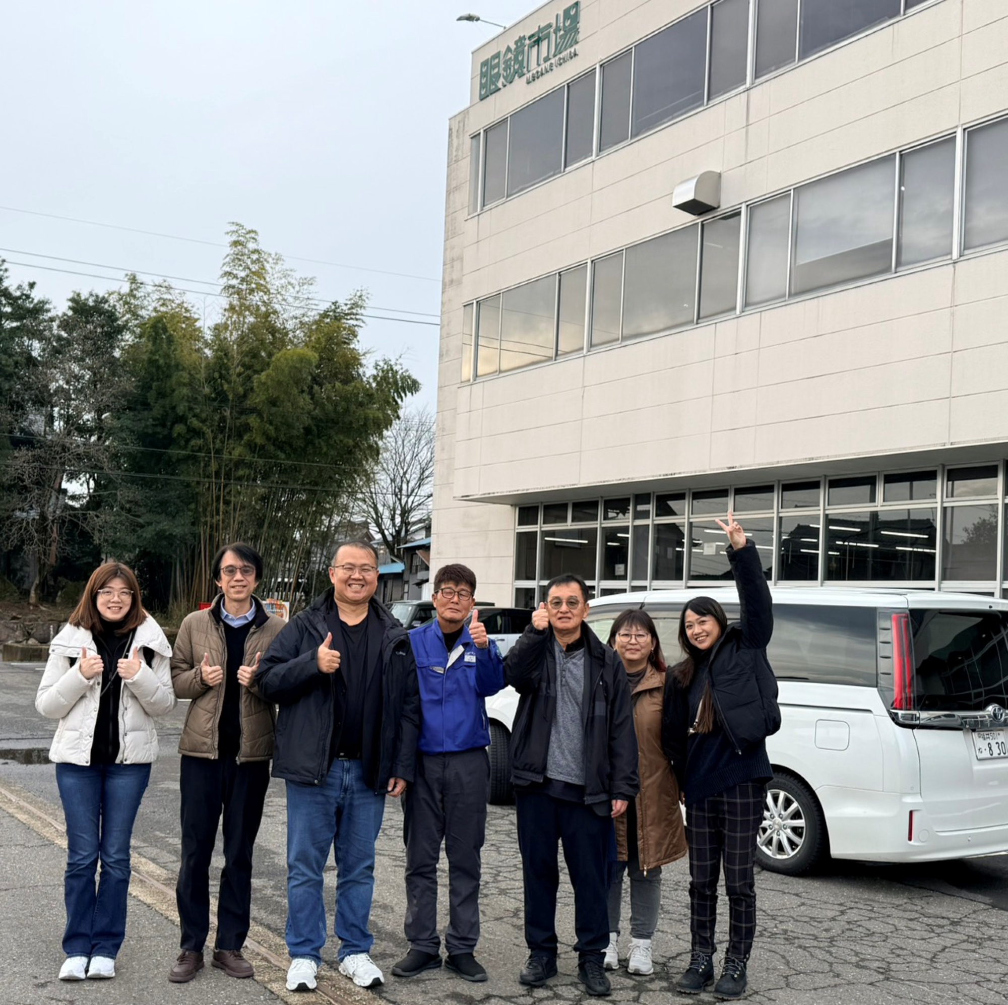 參訪鯖江眼鏡市場工廠了解鏡框製作。（中右為高村德弘總經理、中左為曾榮凱主任及其他老師與陪同人員）