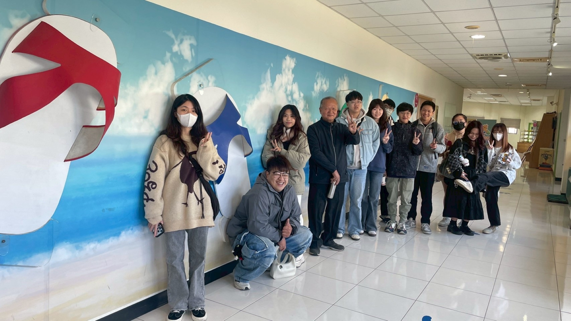 參訪同學與鞋技中心藍白拖打卡牆開心合影