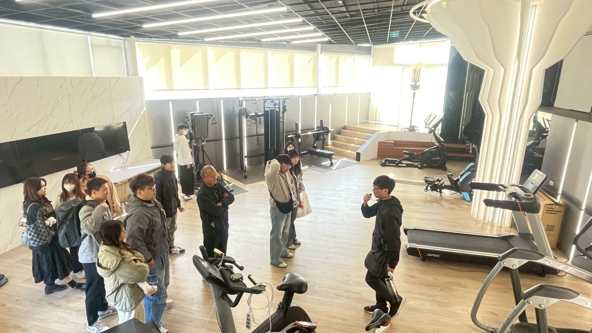 學生參訪鞋技中心的運動休閒中心