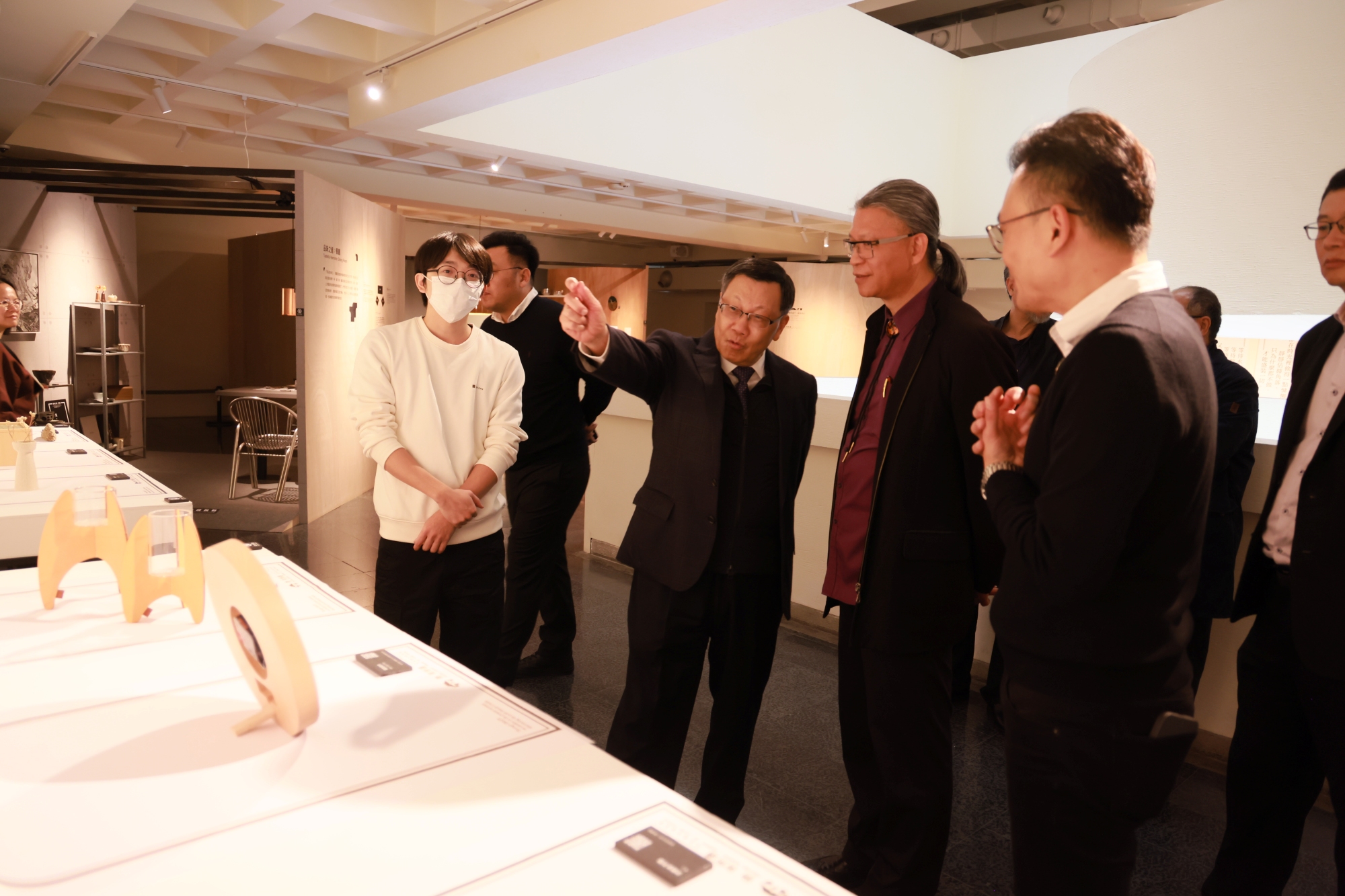 工藝中心主任陳殿禮帶領亞洲大學校長蔡進發及其同仁參訪工藝中心精湛的工藝作品。