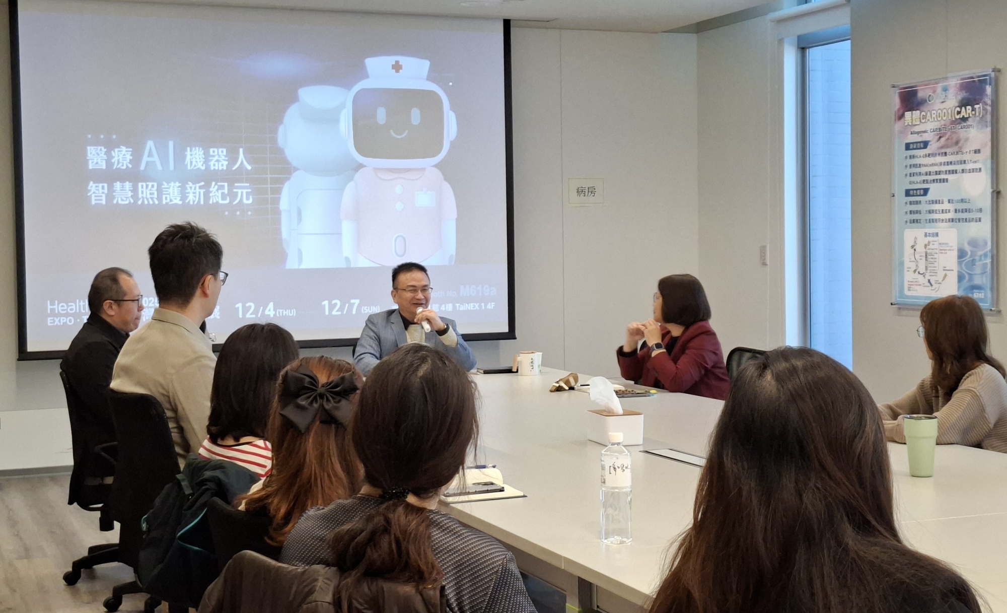 亞大護理學院吳樺姍院長(右一)帶隊與長聯科技李友錚董事長(中)所帶領的團隊進行產學合作交流。