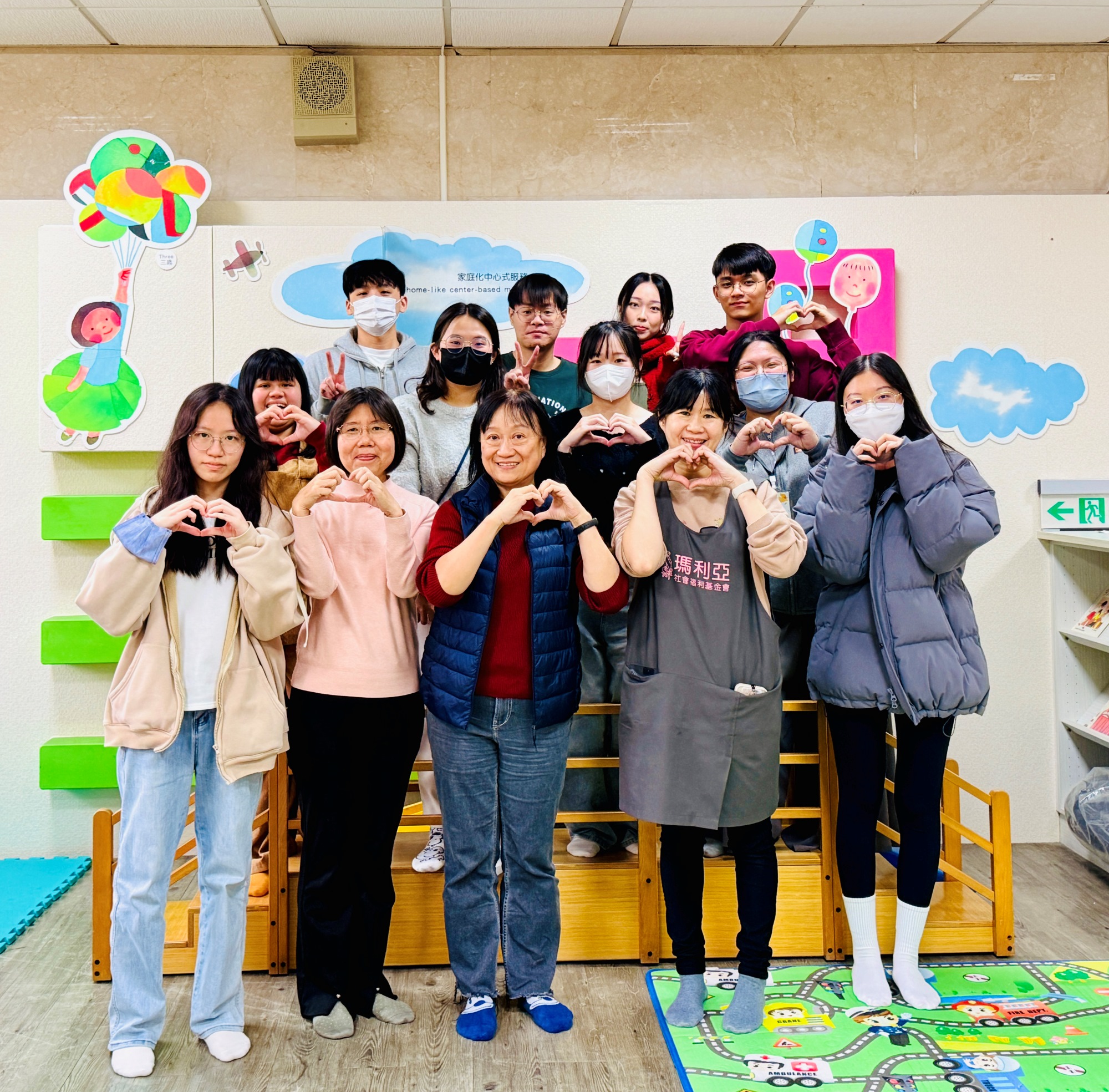 亞大社工系主任陳美智(第一排左2)與愛心家園早期療育中心張素梅主任與方案小組學生合照。