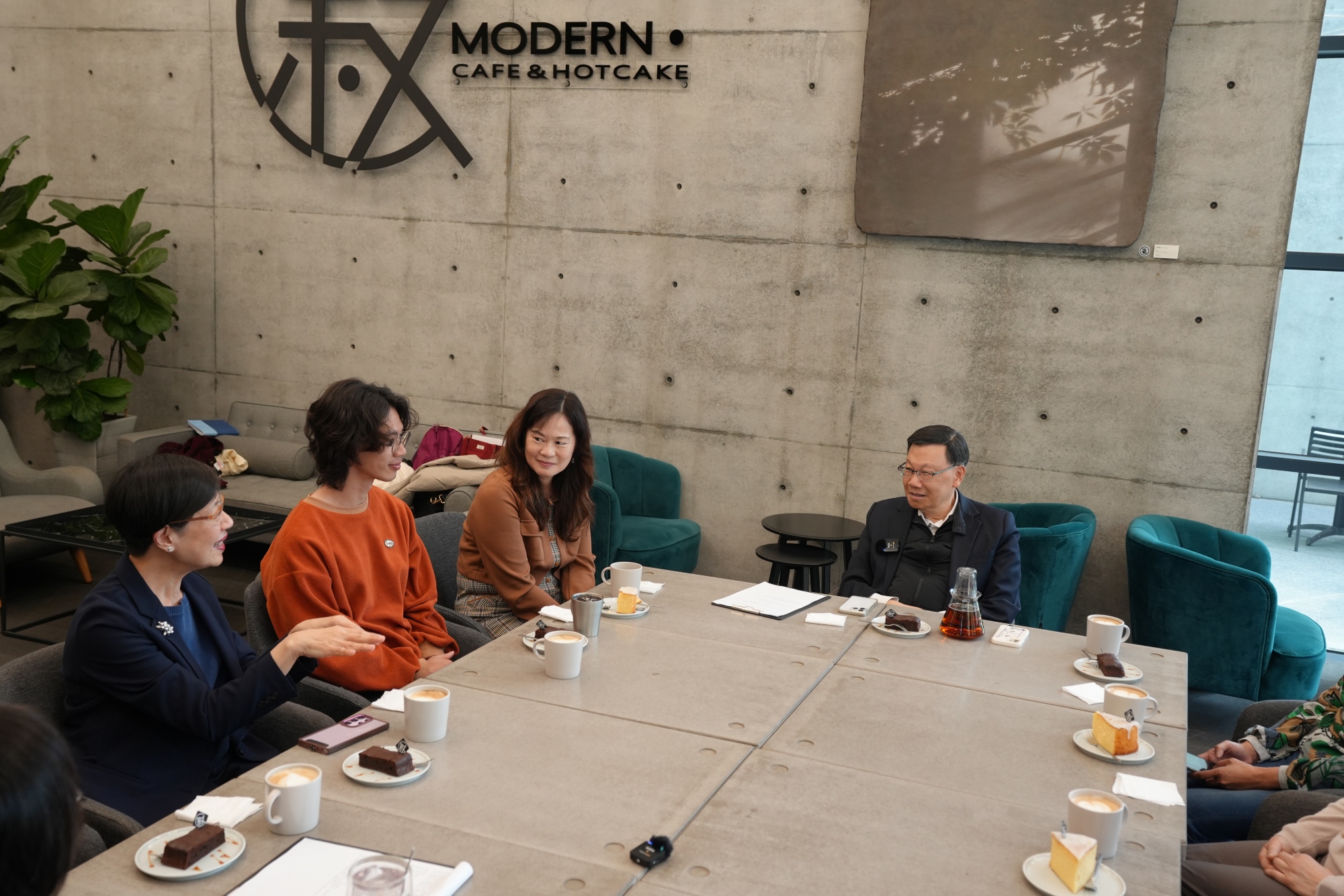 蔡進發校長與資深教職員圍坐閒談，在咖啡香中細數創校點滴。
