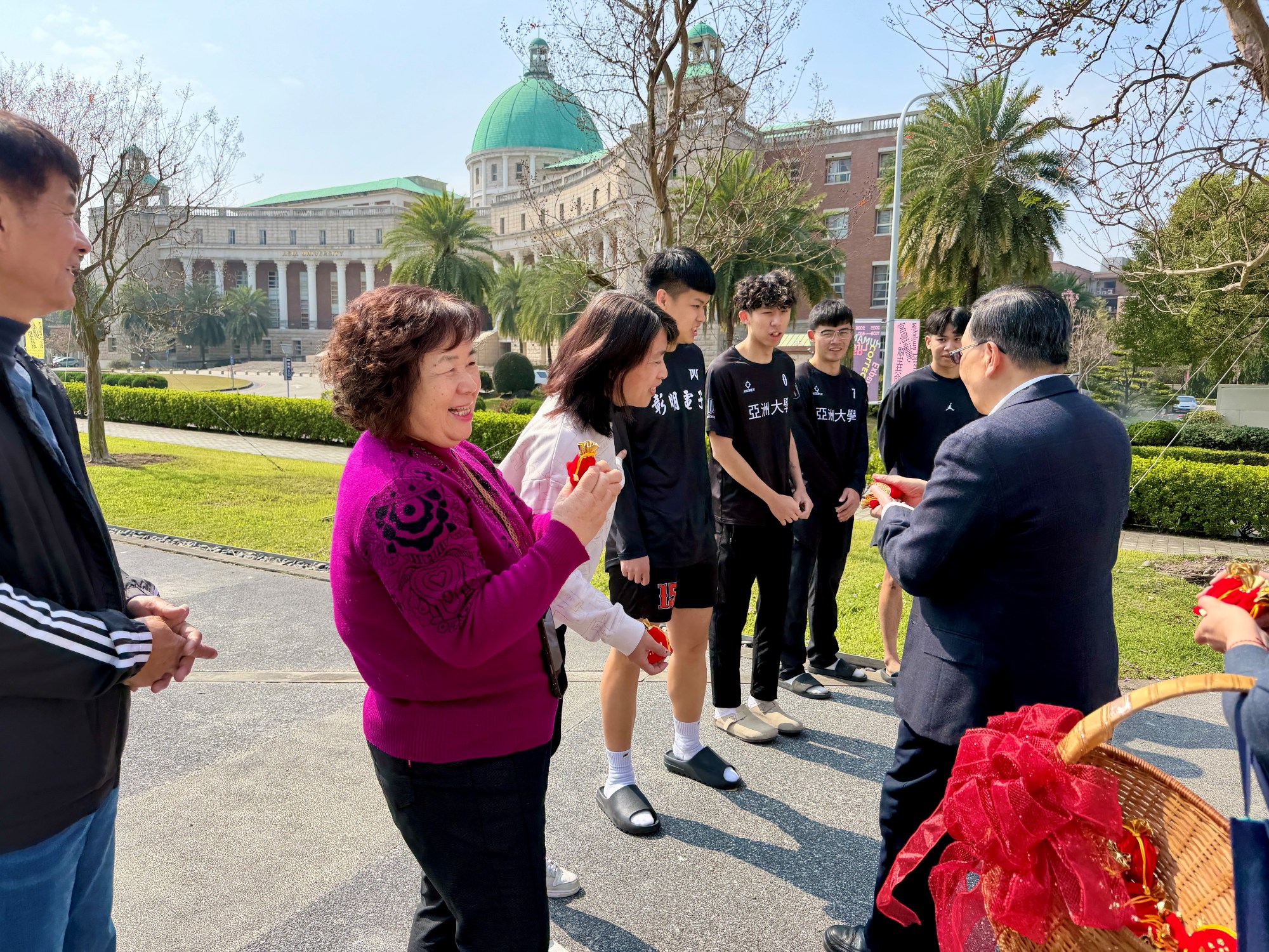 蔡進發校長親自走訪各院，分送馬年祝福。