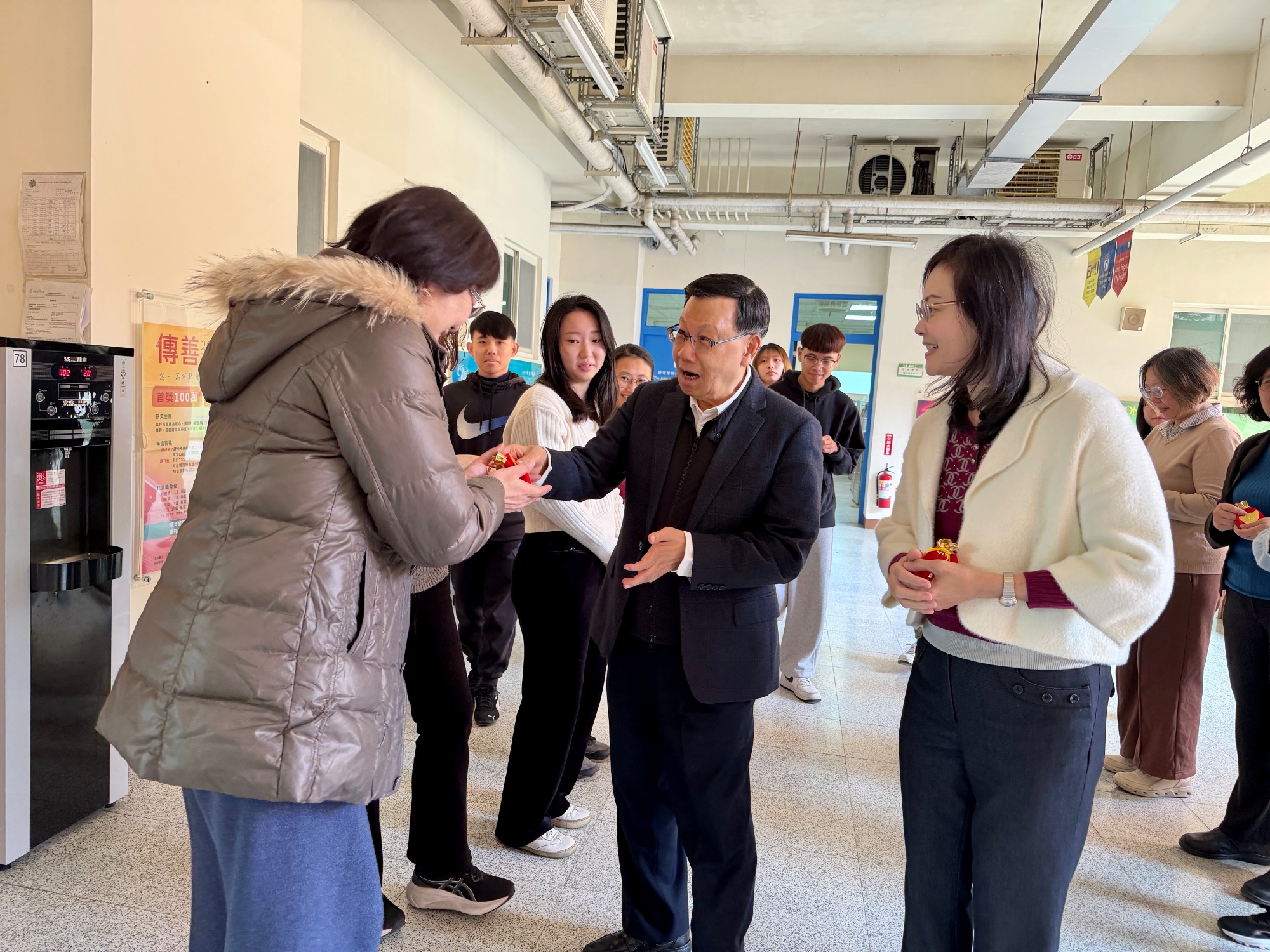 蔡進發校長致贈新春小禮，慰勉同仁辛勞。