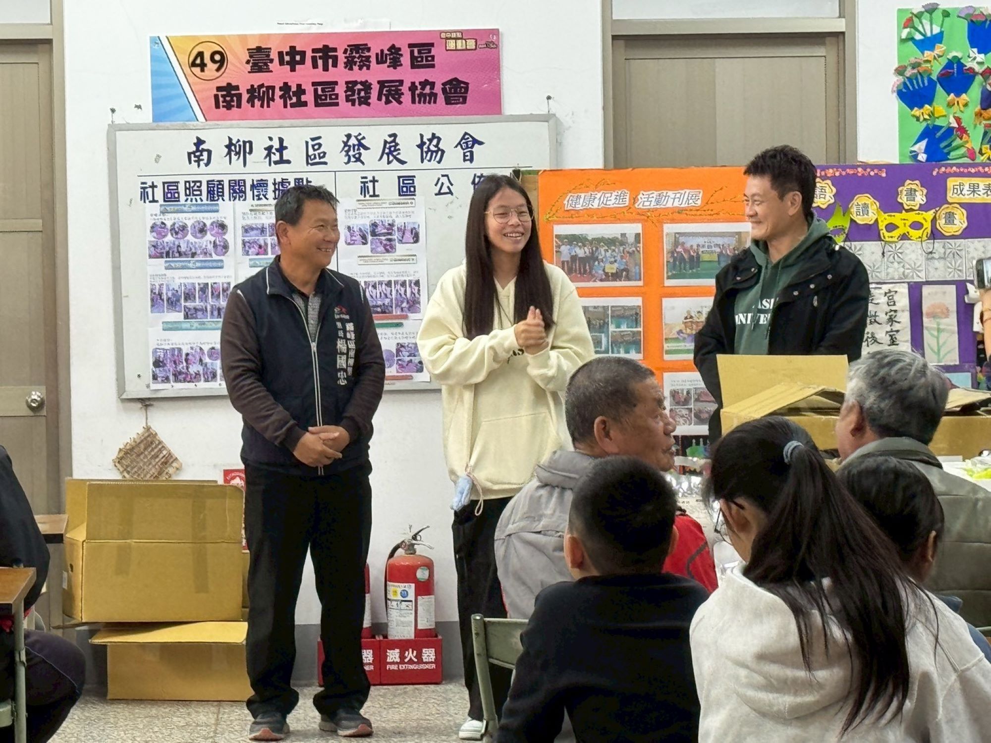 右起 亞洲大學簡信男副學務長、學生會許庭誼會長、南柳里楊國忠里長一同為活動里民盡心盡力