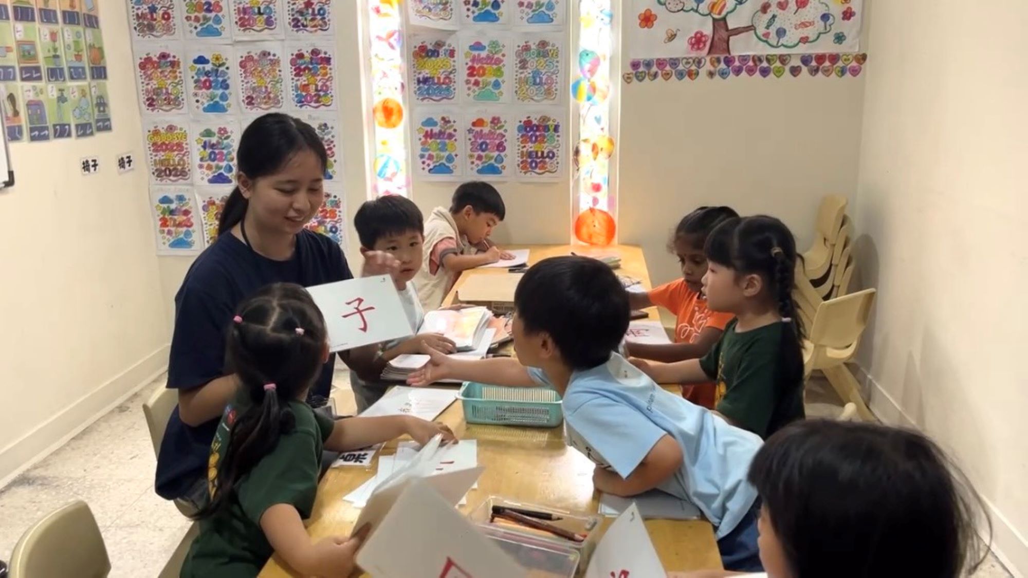 幼教系簡彤羽利用字卡,教導幼兒學習中文