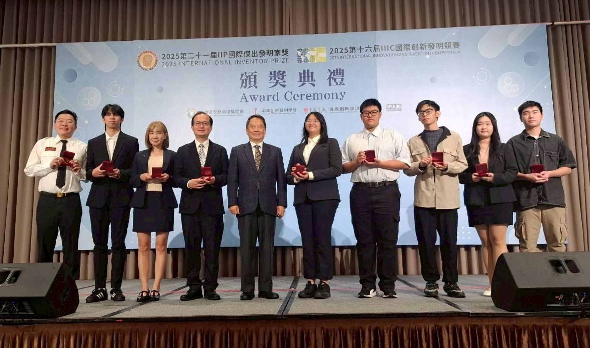 黃俊杰率領智慧半導體設計與永續製造研究中心團隊,領取「2025 IIIC 國際創新發明競賽」獎項。