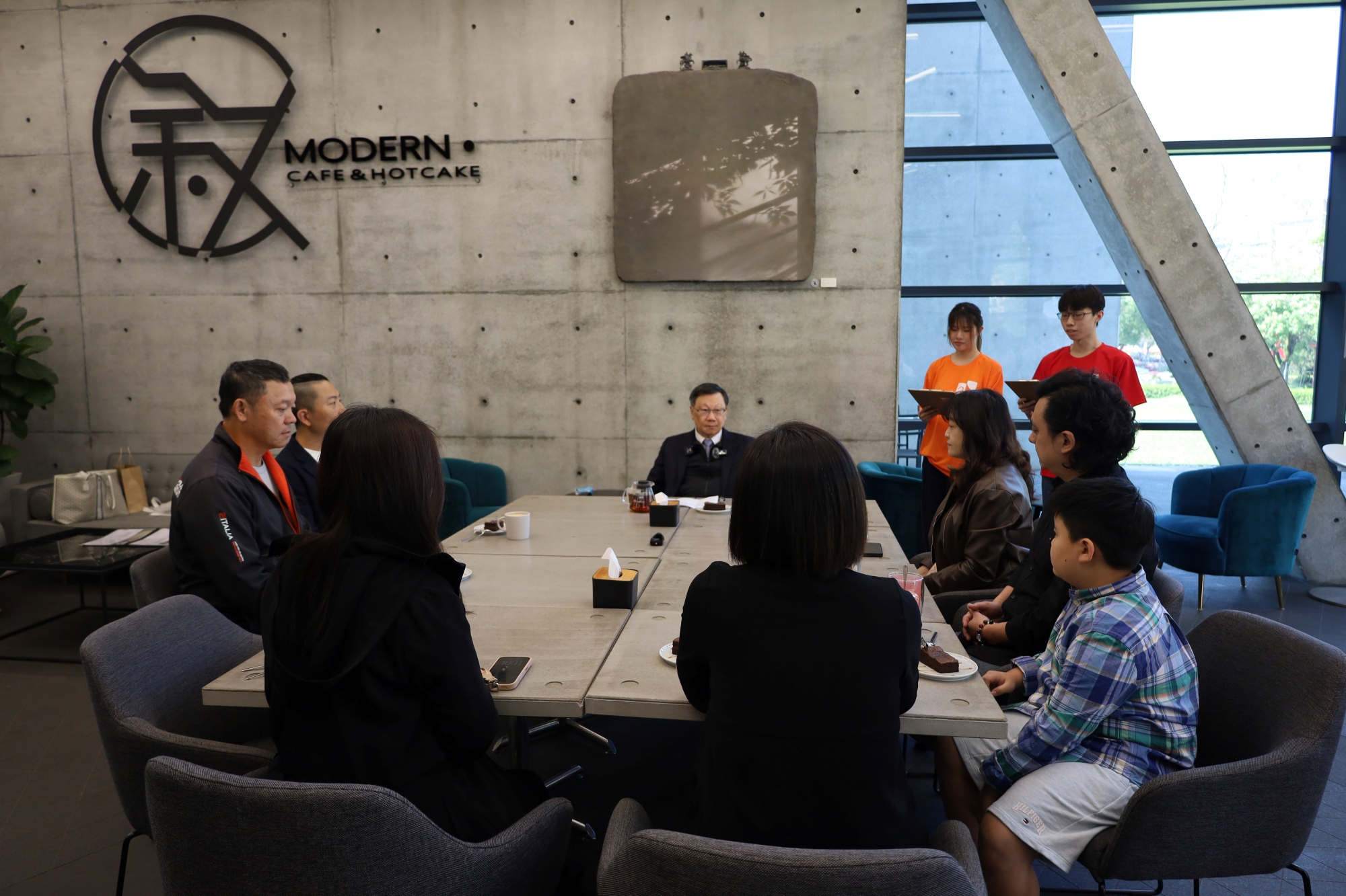 亞洲大學歡慶25週年,蔡進發校長與首屆校友於咖啡廳溫馨座談敘舊。