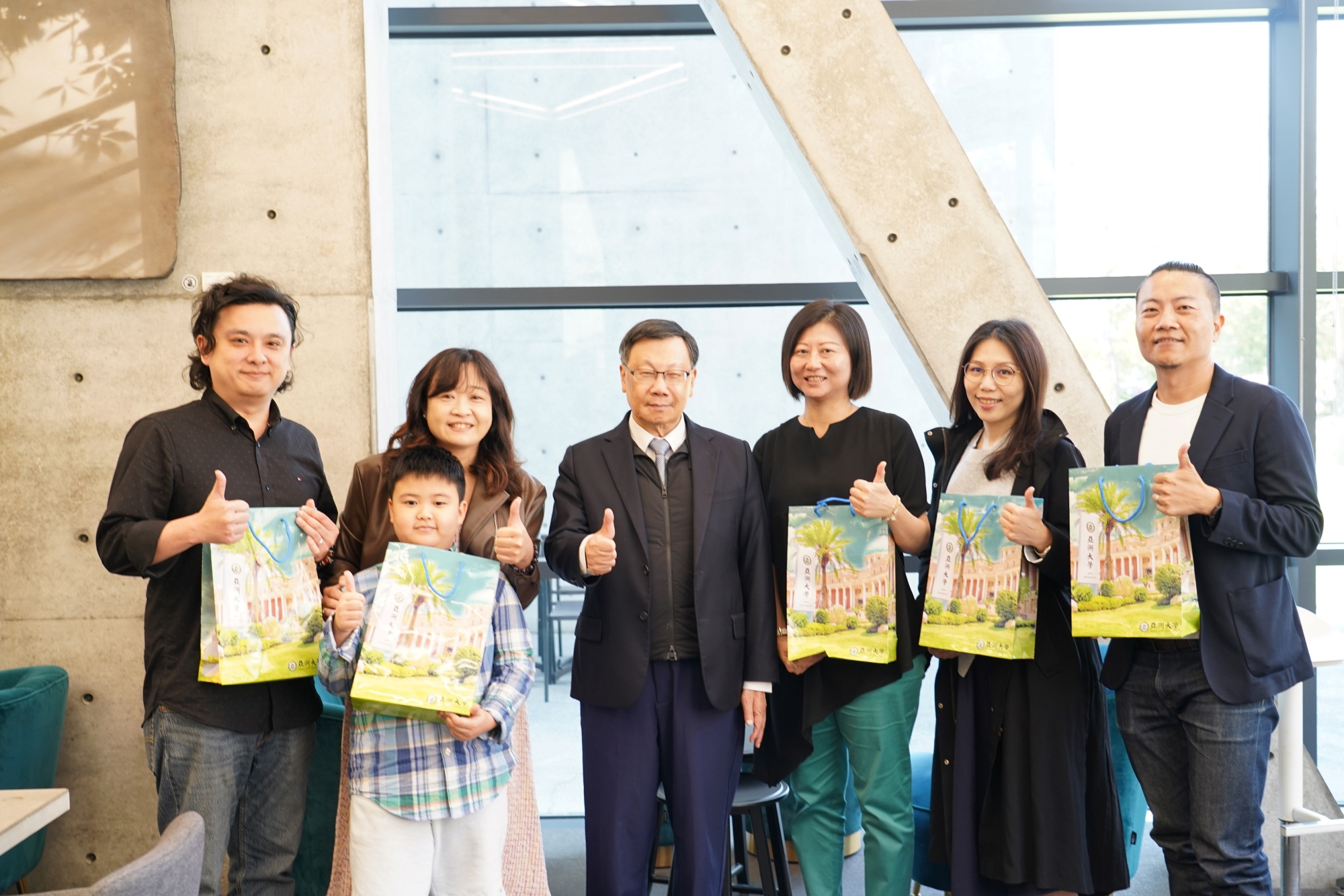 蔡進發校長親自致贈紀念禮品,並與首屆傑出校友及家人開心合影。