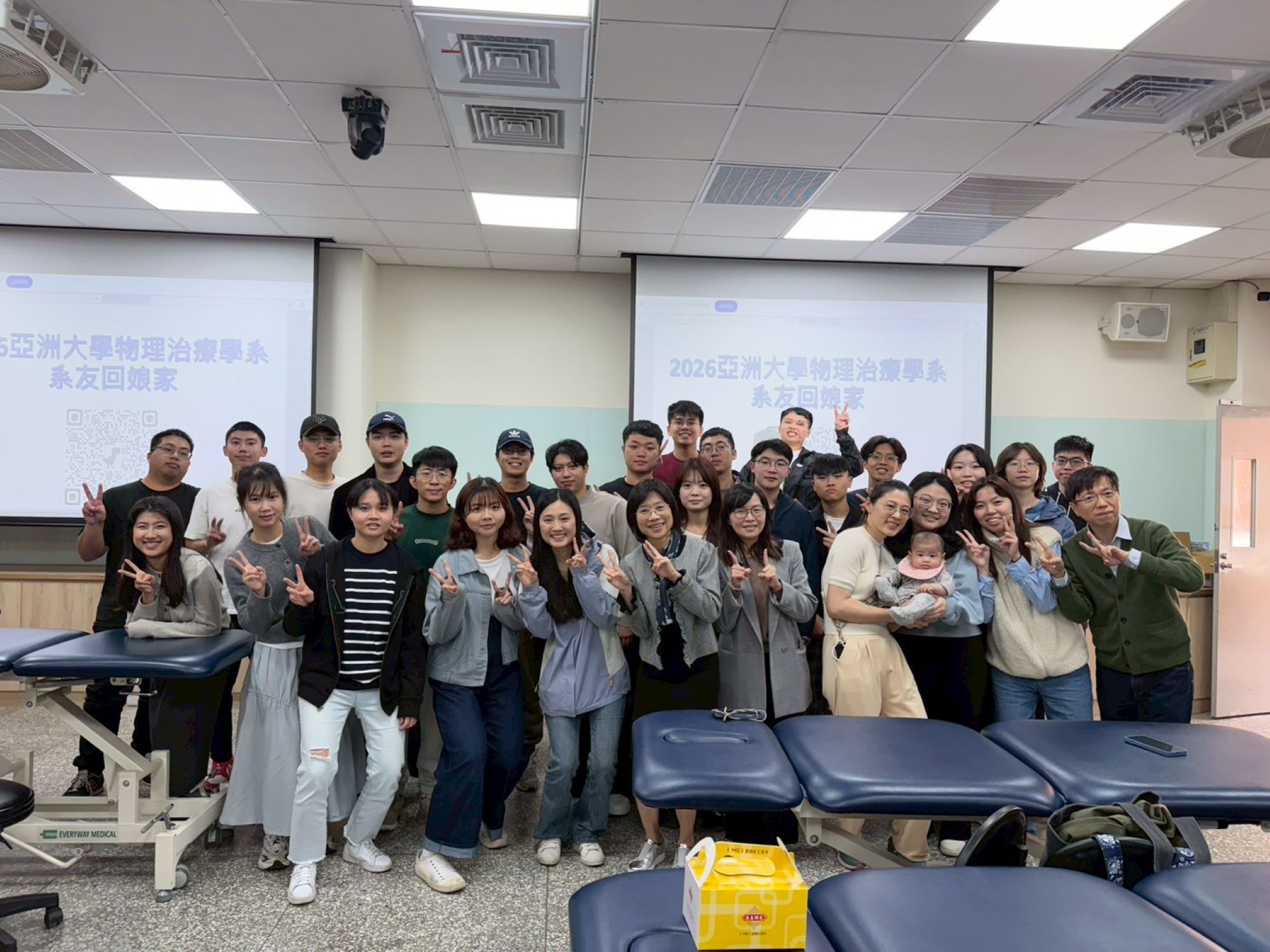 配合亞洲大學25週年校慶，物治系友齊聚專業教室，重溫當年校園時光，歡喜留下大合照。