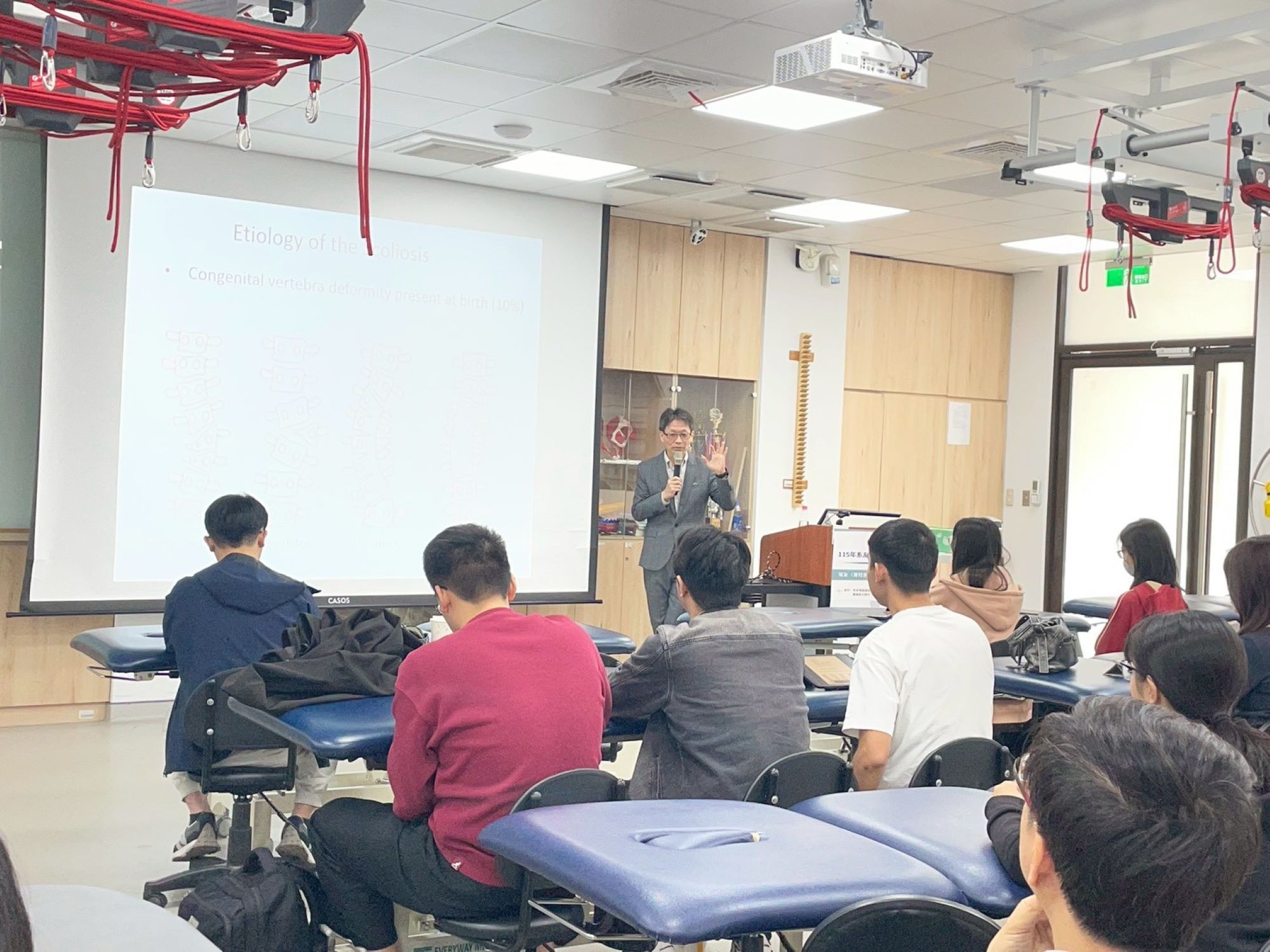 台灣脊柱側彎矯正中心譚仕馨院長受邀進行專題演講，深入剖析脊柱側彎背架的應用，為系友傳授寶貴的臨床實務經驗。