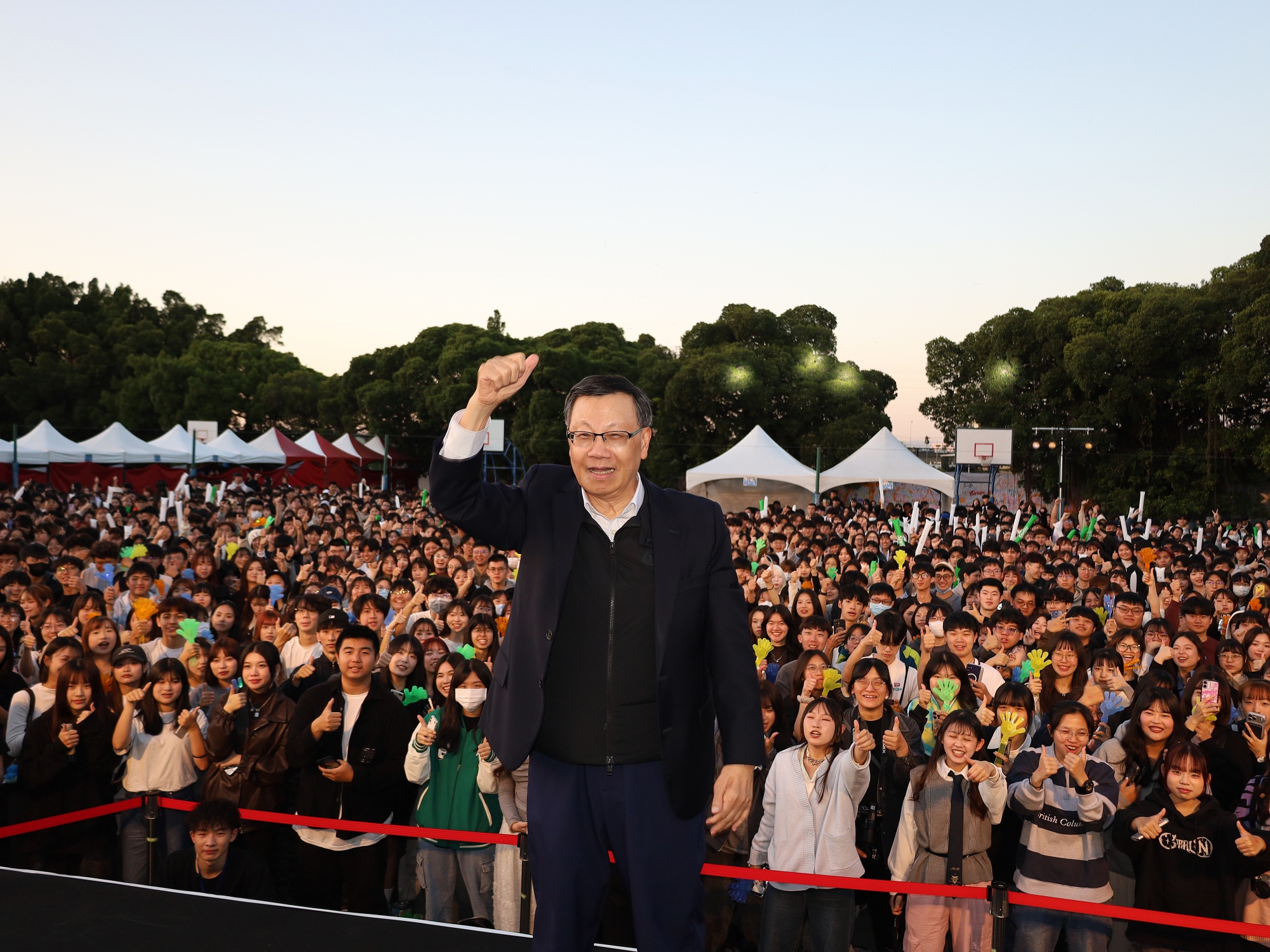 蔡進發校長(中)與台下數千名滿懷熱情的亞大師生開心大合影,展現校園緊密無間的凝聚力。